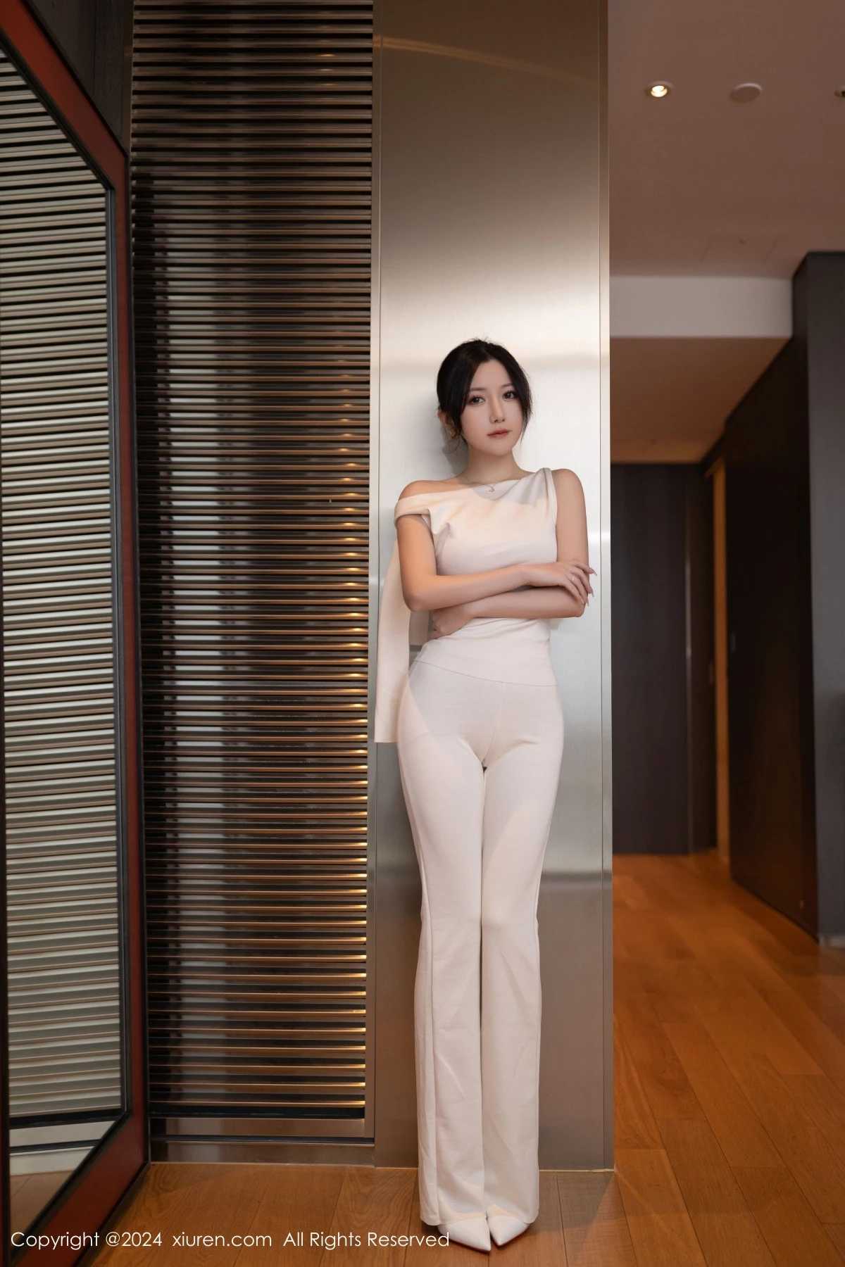 秀人集.com_[XiuRen秀人网]No.9457_模特鱼子酱Fish职场主题浅色服饰配超薄肉丝秀曼妙身姿诱惑写真80P