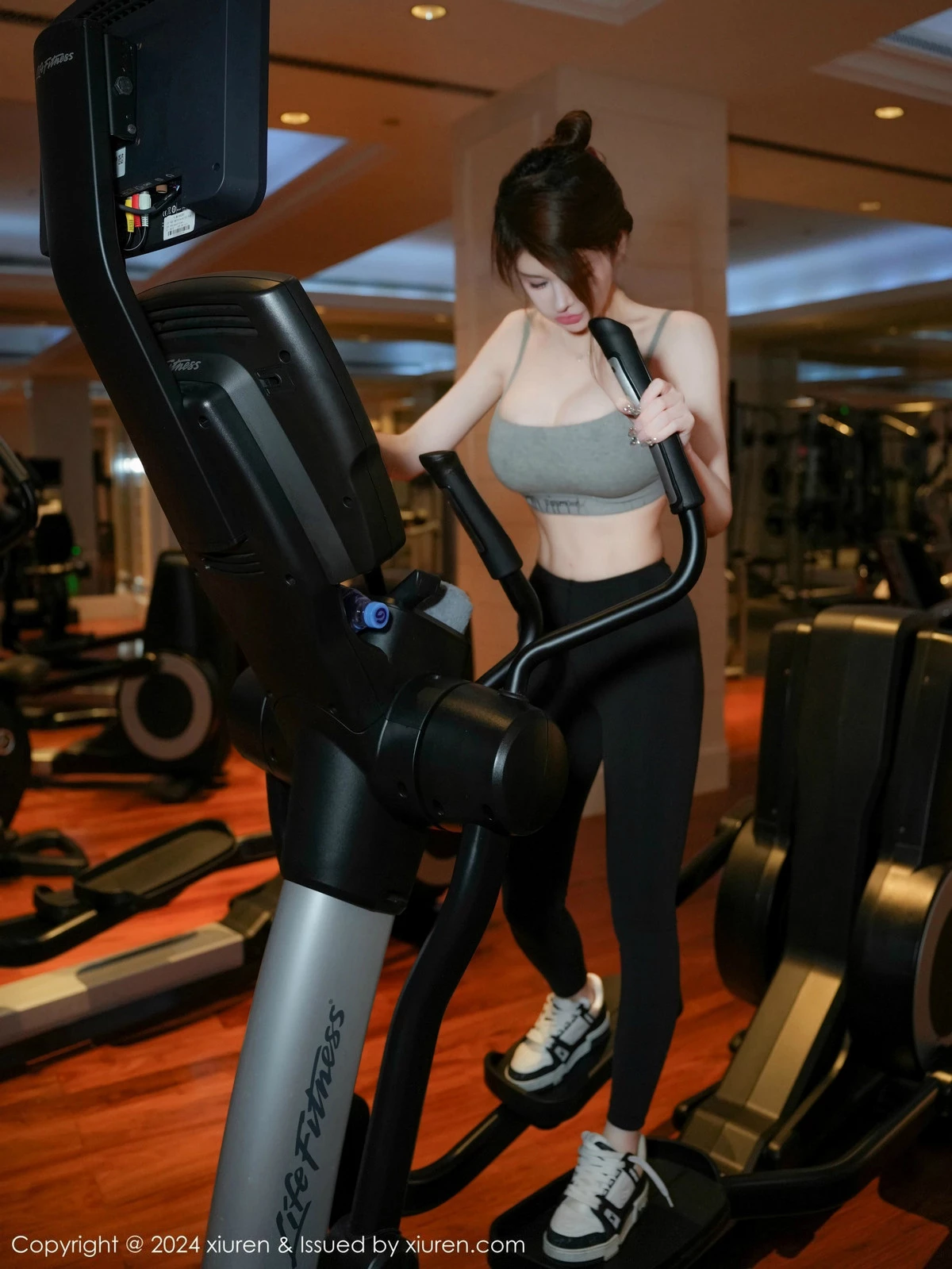 秀人集.com_[XiuRen秀人网]No.9452_模特甜妮性感短款浅灰色健身服紧身秀丰腴身材撩人诱惑写真71P