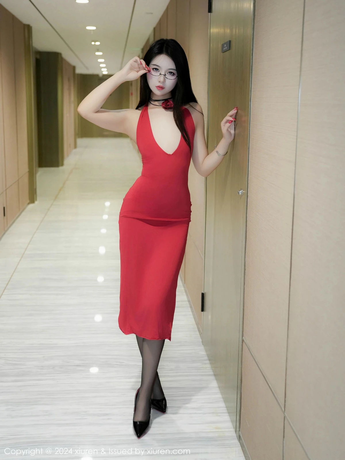 秀人集.com_[XiuRen秀人网]No.9451_模特Lucky-性感红色礼裙配超薄无内黑丝秀凹凸身材撩人诱惑写真83P