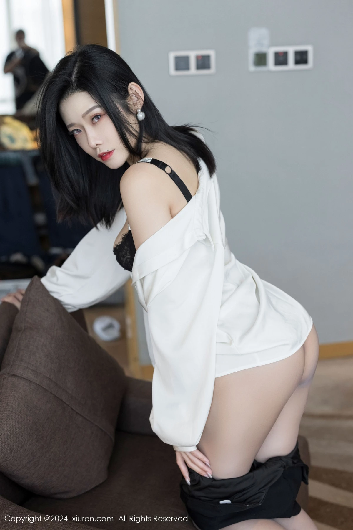 秀人集.com_[XiuRen秀人网]No.9329_模特luvian本能性感白衬衫配黑短裙露超薄肉丝秀凹凸身材诱惑写真42P