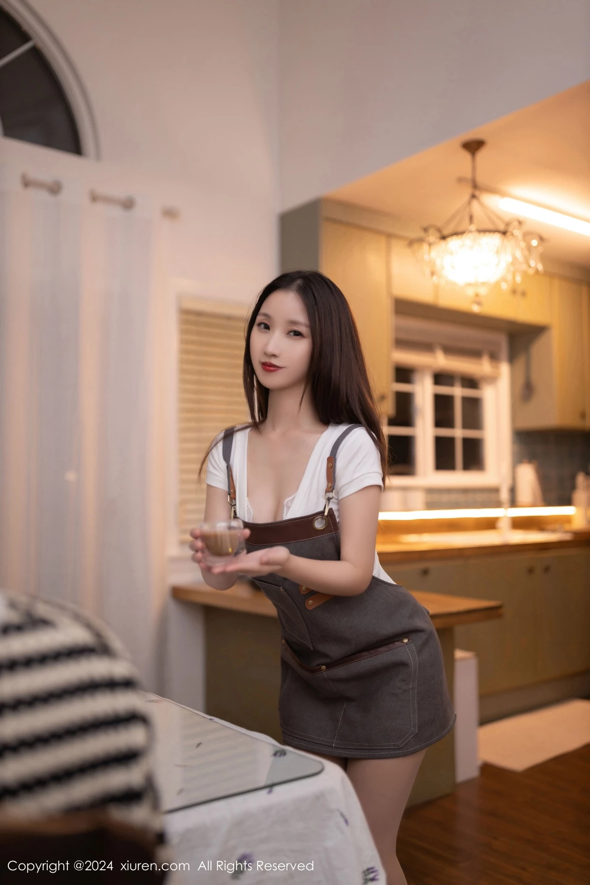 秀人集.com_[XiuRen秀人网]No.9335_模特杏子Yada咖啡师装扮性感V领T恤配肉丝袜秀曼妙身姿诱惑写真82P