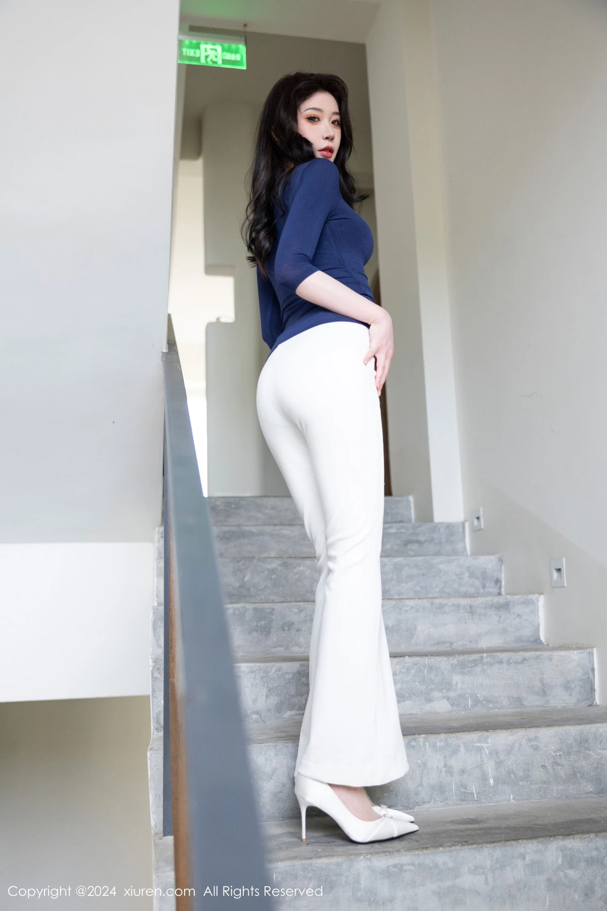 秀人集.com_[XiuRen秀人网]No.9355_模特梦心玥性感深蓝V领露蓝色蕾丝内衣秀高挑曼妙身姿诱惑写真83P