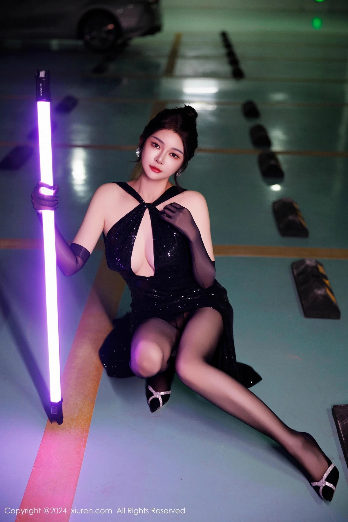 秀人集.com_[XiuRen秀人网]No.9512_模特凯竹Quinn性感黑色连衣裙配黑丝袜秀丰腴身材撩人诱惑写真82P