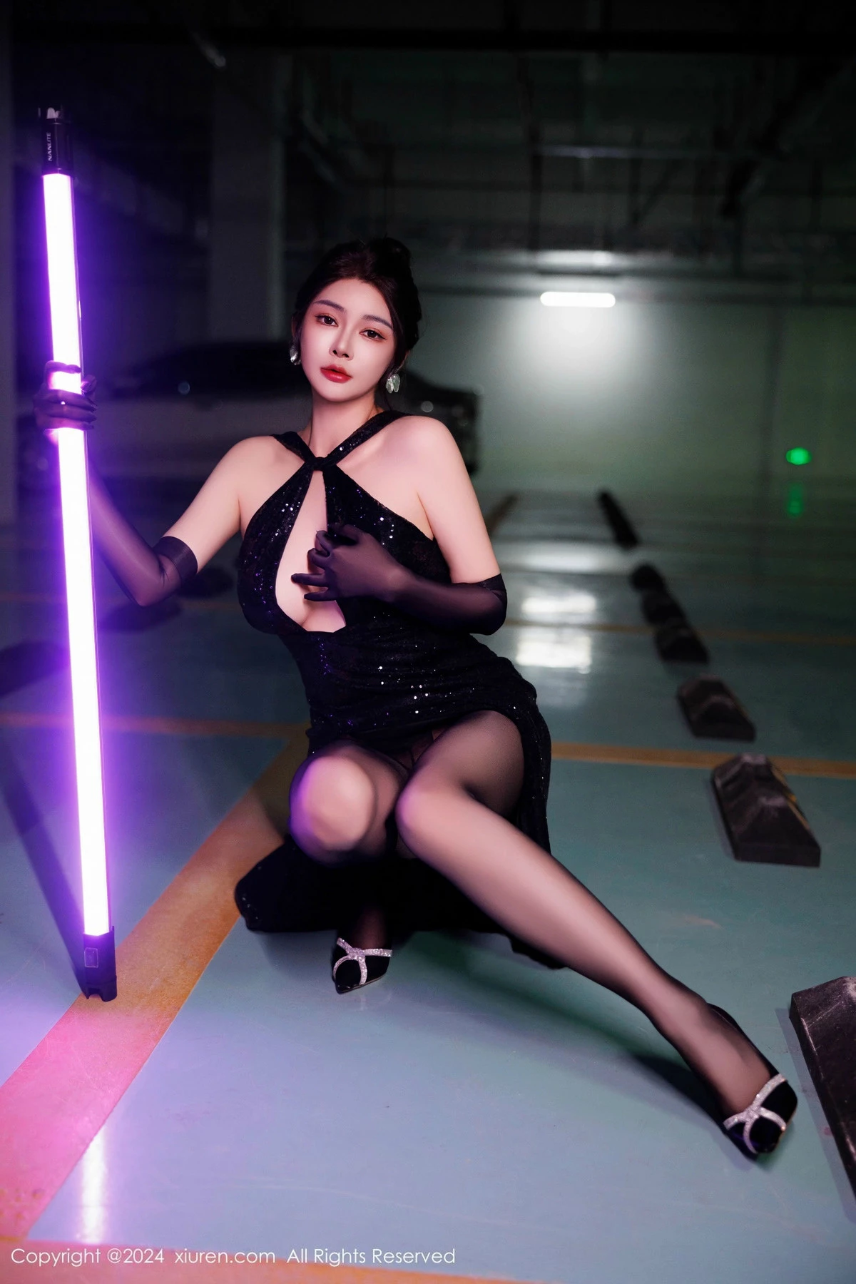 秀人集.com_[XiuRen秀人网]No.9512_模特凯竹Quinn性感黑色连衣裙配黑丝袜秀丰腴身材撩人诱惑写真82P