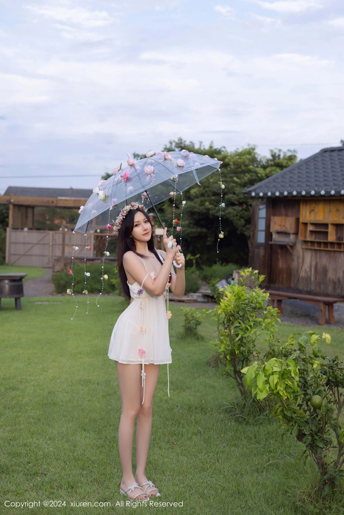 秀人集.com_[XiuRen秀人网]No.9531_模特鱼子酱Fish花朵主题白色吊带配原色丝袜秀曼妙身姿诱惑写真80P