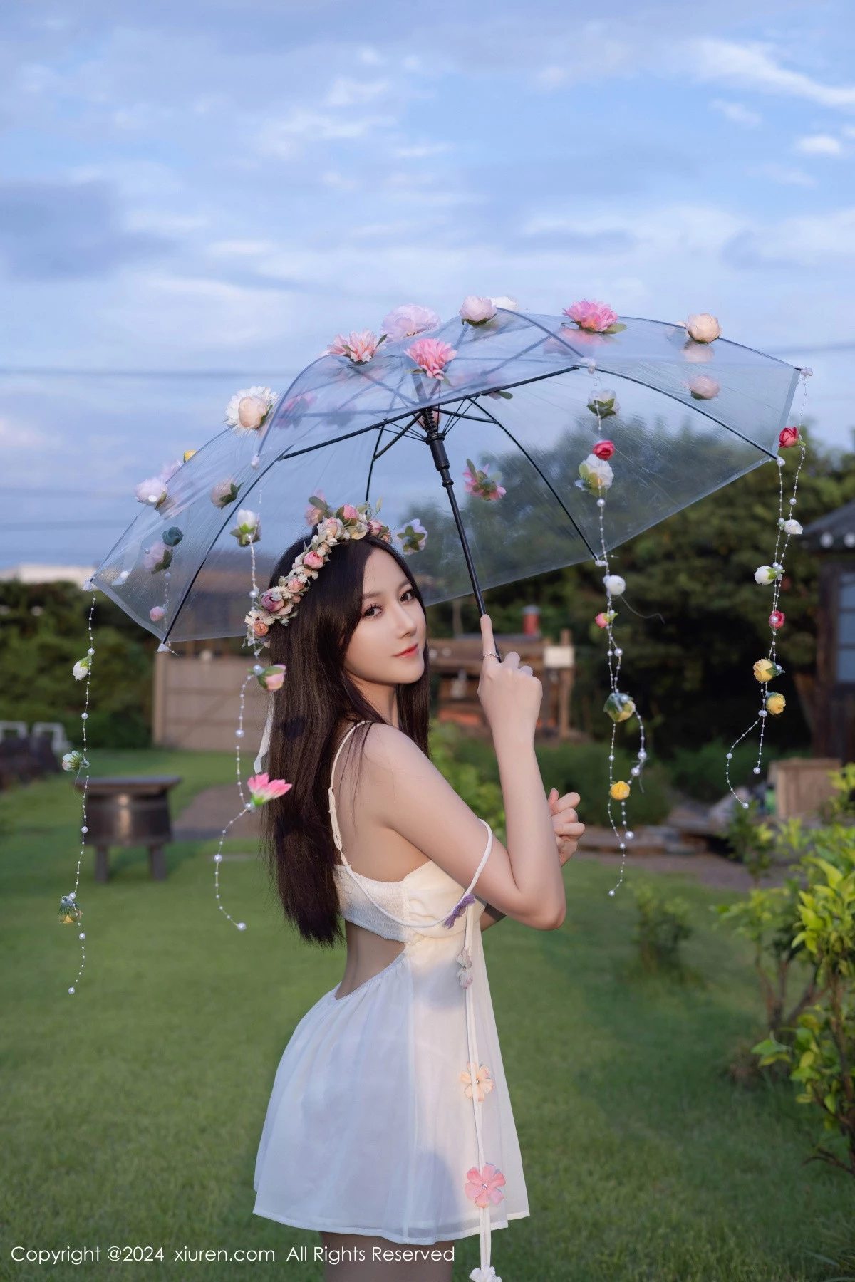 秀人集.com_[XiuRen秀人网]No.9531_模特鱼子酱Fish花朵主题白色吊带配原色丝袜秀曼妙身姿诱惑写真80P