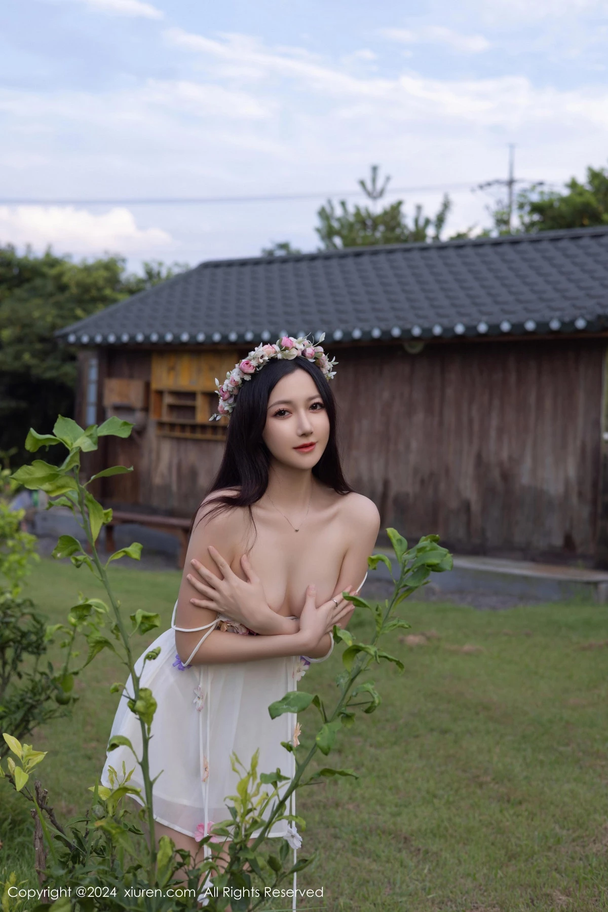 秀人集.com_[XiuRen秀人网]No.9531_模特鱼子酱Fish花朵主题白色吊带配原色丝袜秀曼妙身姿诱惑写真80P