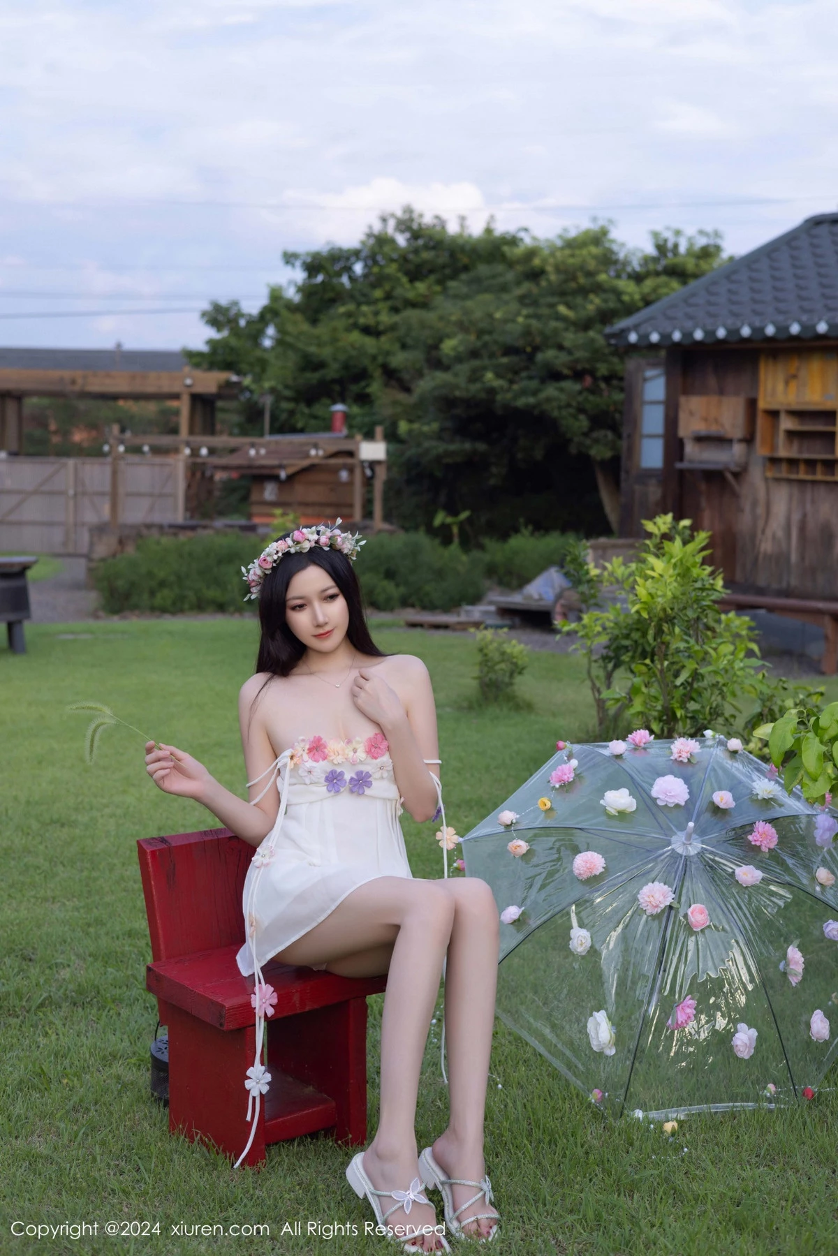 秀人集.com_[XiuRen秀人网]No.9531_模特鱼子酱Fish花朵主题白色吊带配原色丝袜秀曼妙身姿诱惑写真80P