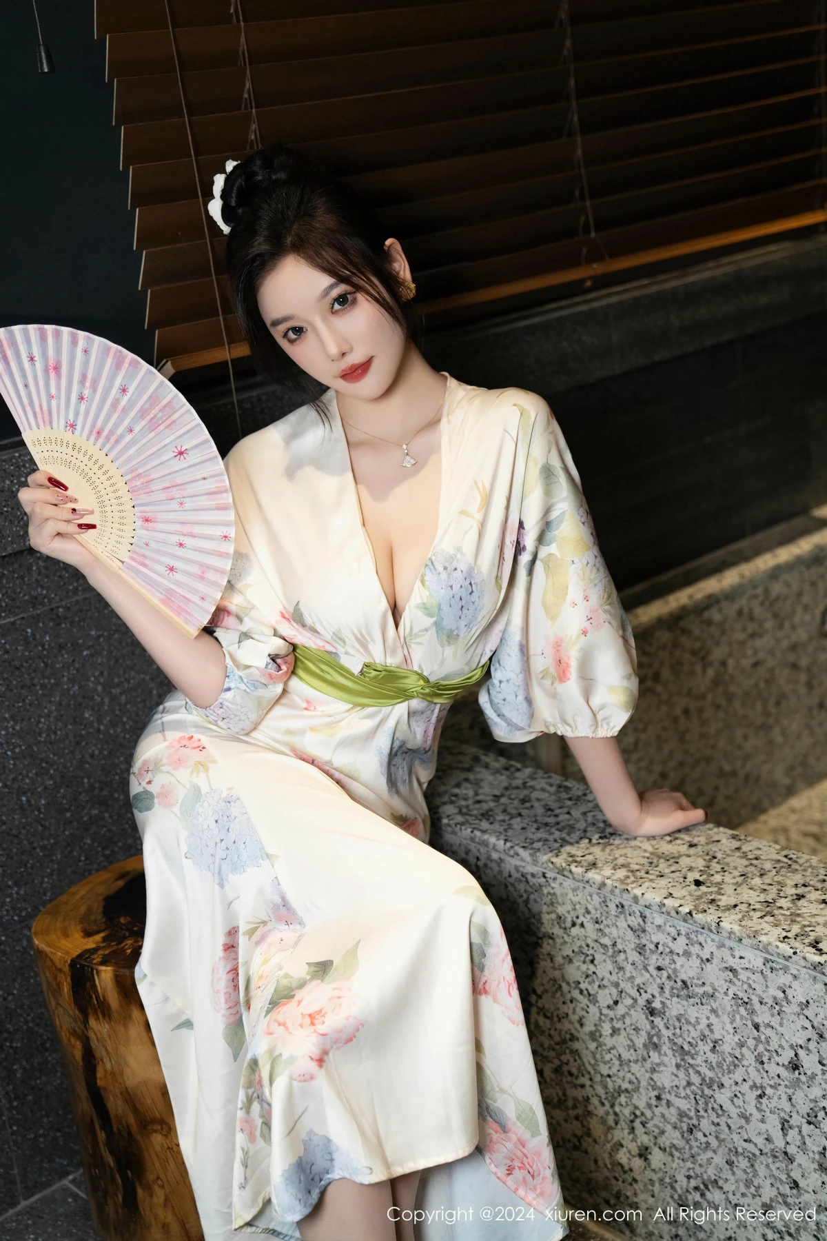 秀人集.com_[XiuRen秀人网]No.9470_女神杨晨晨Yome白色连衣裙+红色蕾丝情趣内衣秀丰腴身材诱惑写真99P