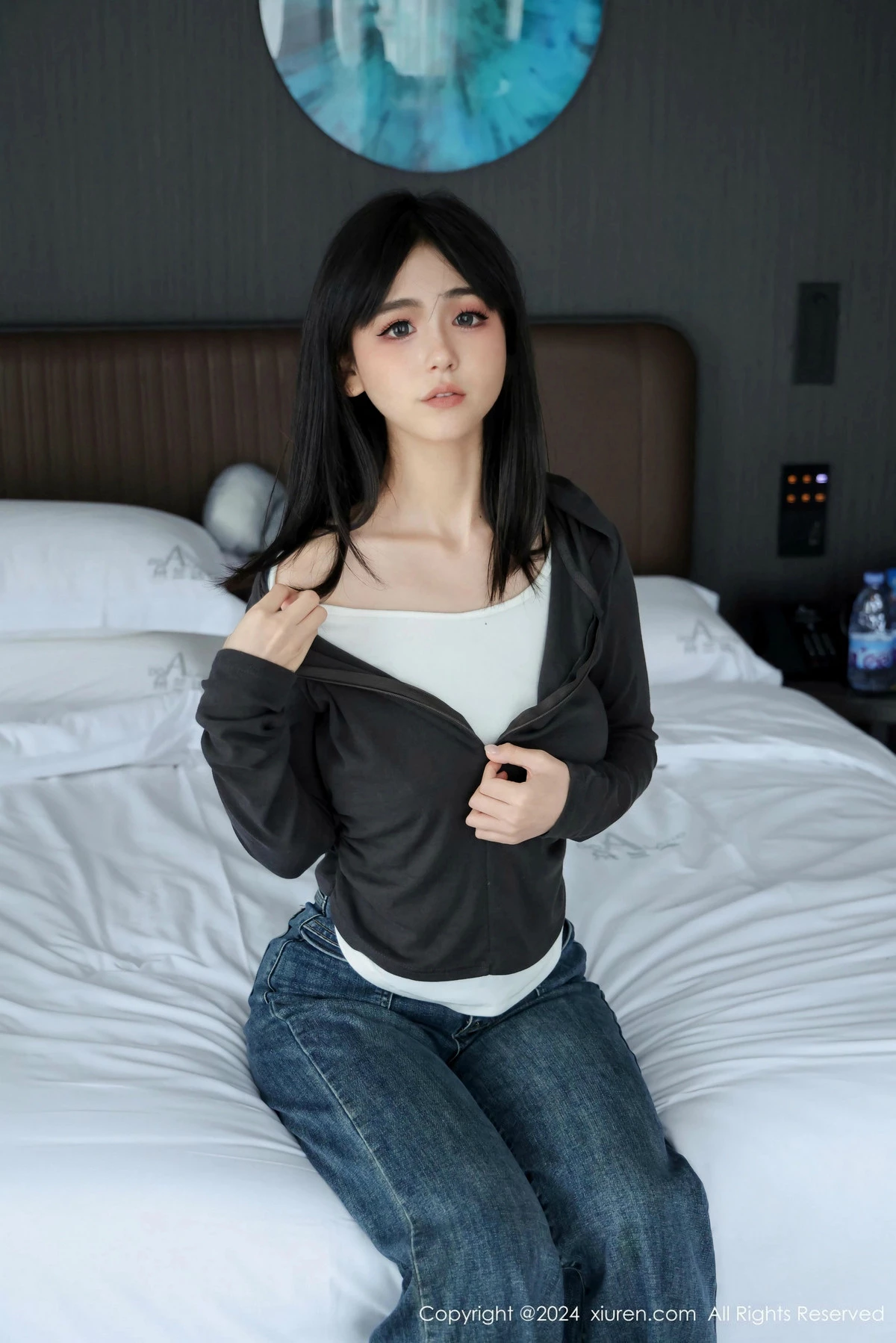 秀人集.com_[XiuRen秀人网]No.9464_新人模特奶芙乔乔蓝色牛仔裤+薄透连体黑丝秀凹凸身材诱惑写真67P