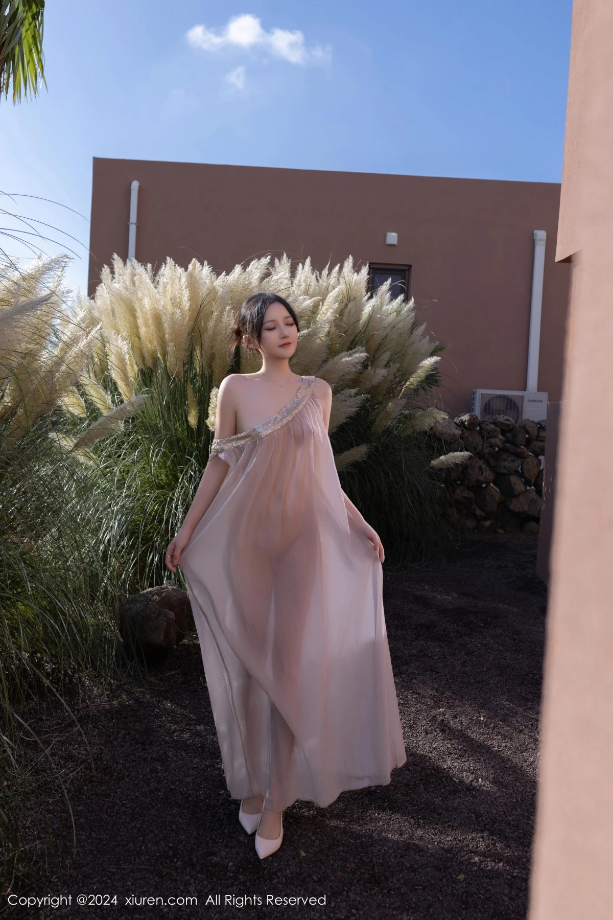 秀人集.com_[XiuRen秀人网]No.9492_模特鱼子酱Fish芦苇场景性感紫色轻透连衣裙秀惹火身材诱惑写真80P