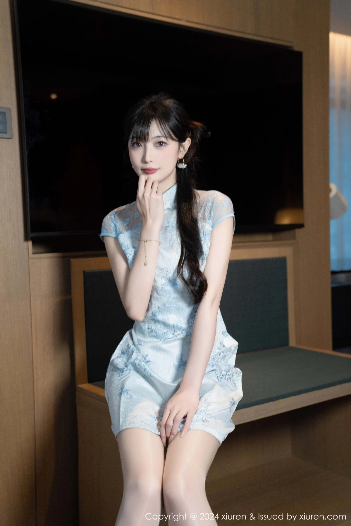 秀人集.com_[XiuRen秀人网]No.9487_模特林星阑性感浅色短旗袍露白色内衣配超薄肉丝秀美腿诱惑写真82P
