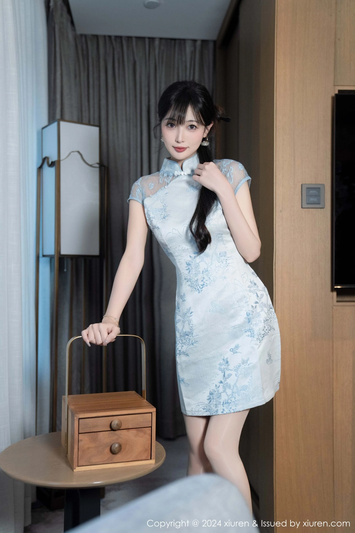秀人集.com_[XiuRen秀人网]No.9487_模特林星阑性感浅色短旗袍露白色内衣配超薄肉丝秀美腿诱惑写真82P