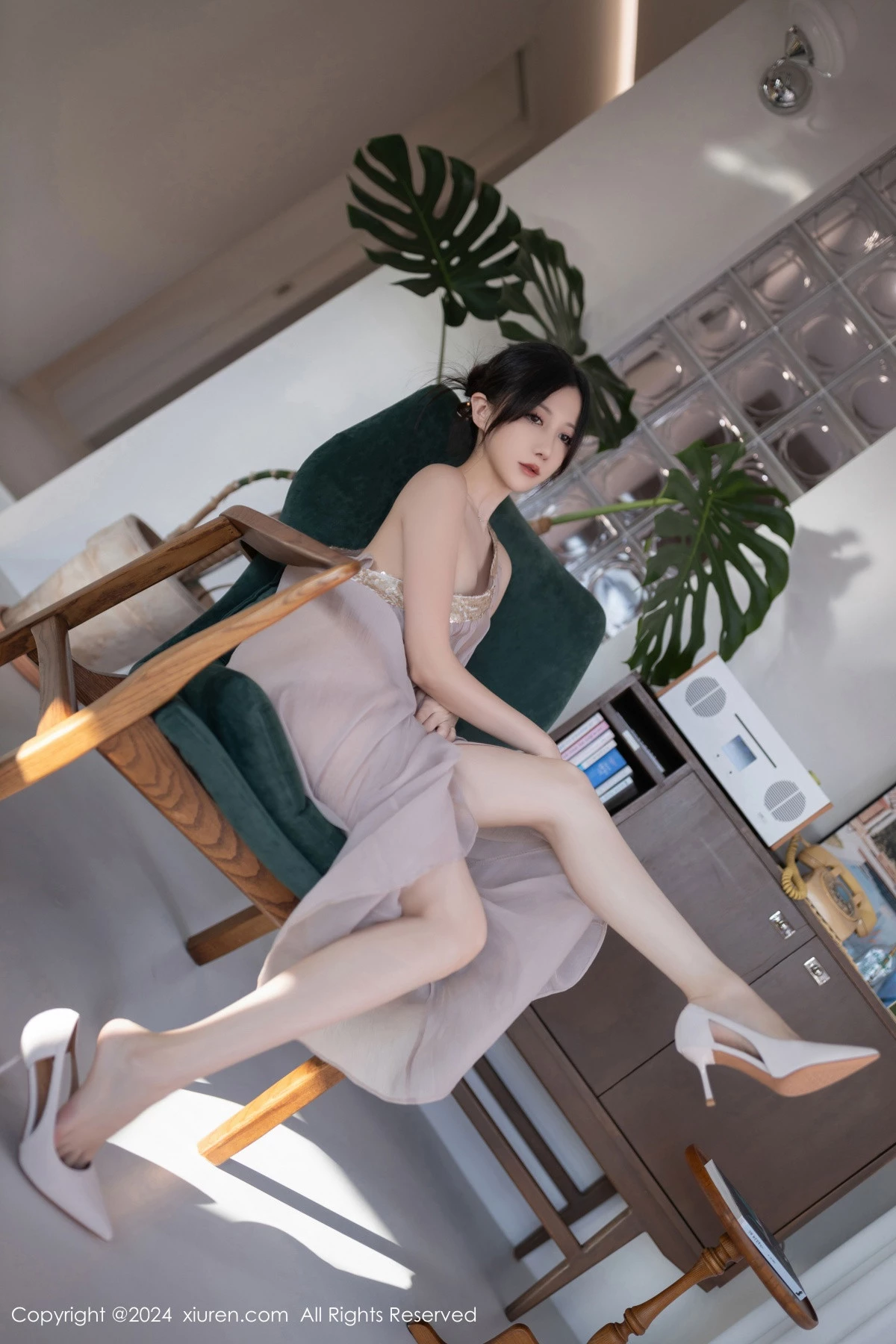 秀人集.com_[XiuRen秀人网]No.9492_模特鱼子酱Fish芦苇场景性感紫色轻透连衣裙秀惹火身材诱惑写真80P