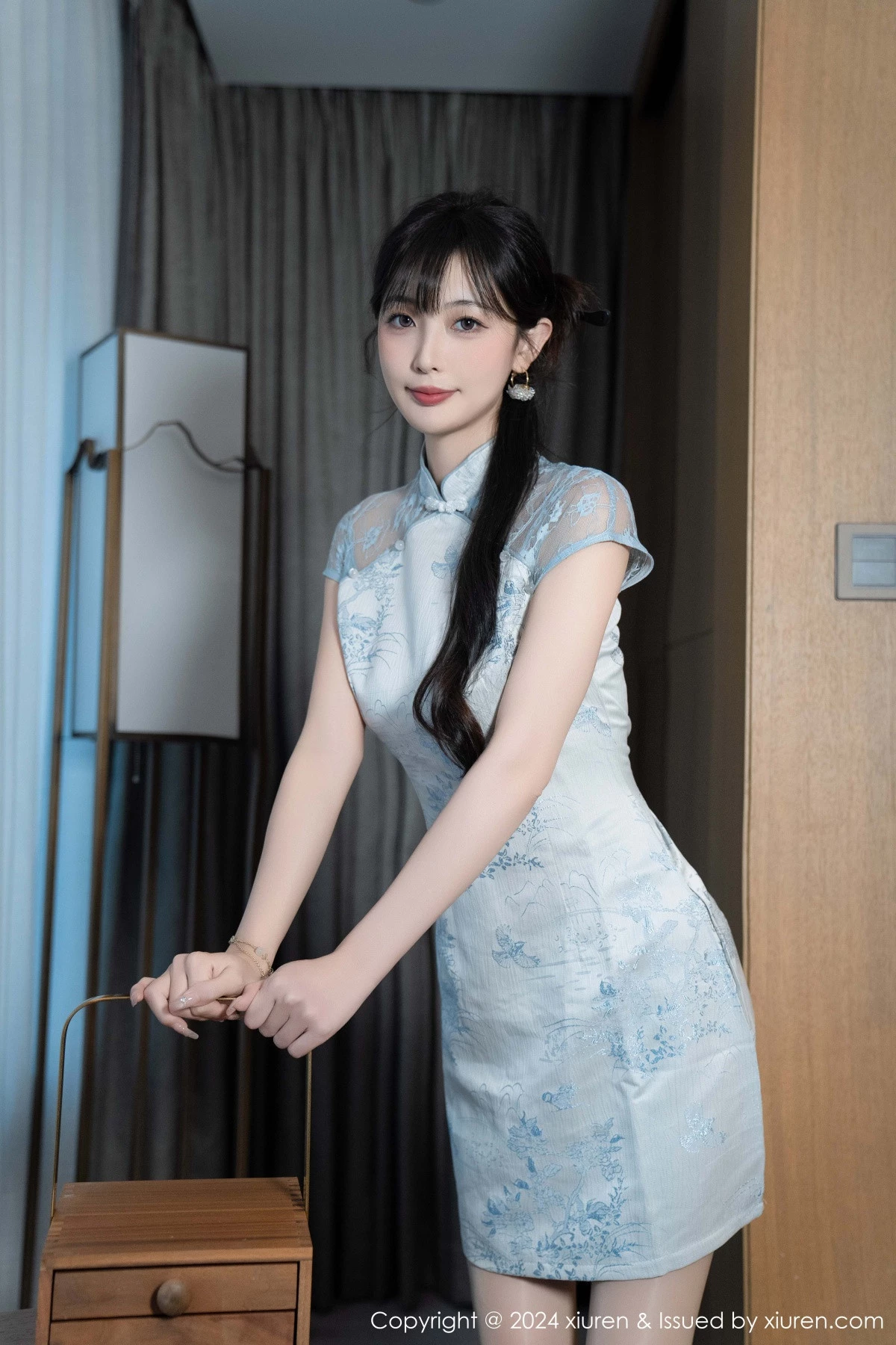 秀人集.com_[XiuRen秀人网]No.9487_模特林星阑性感浅色短旗袍露白色内衣配超薄肉丝秀美腿诱惑写真82P