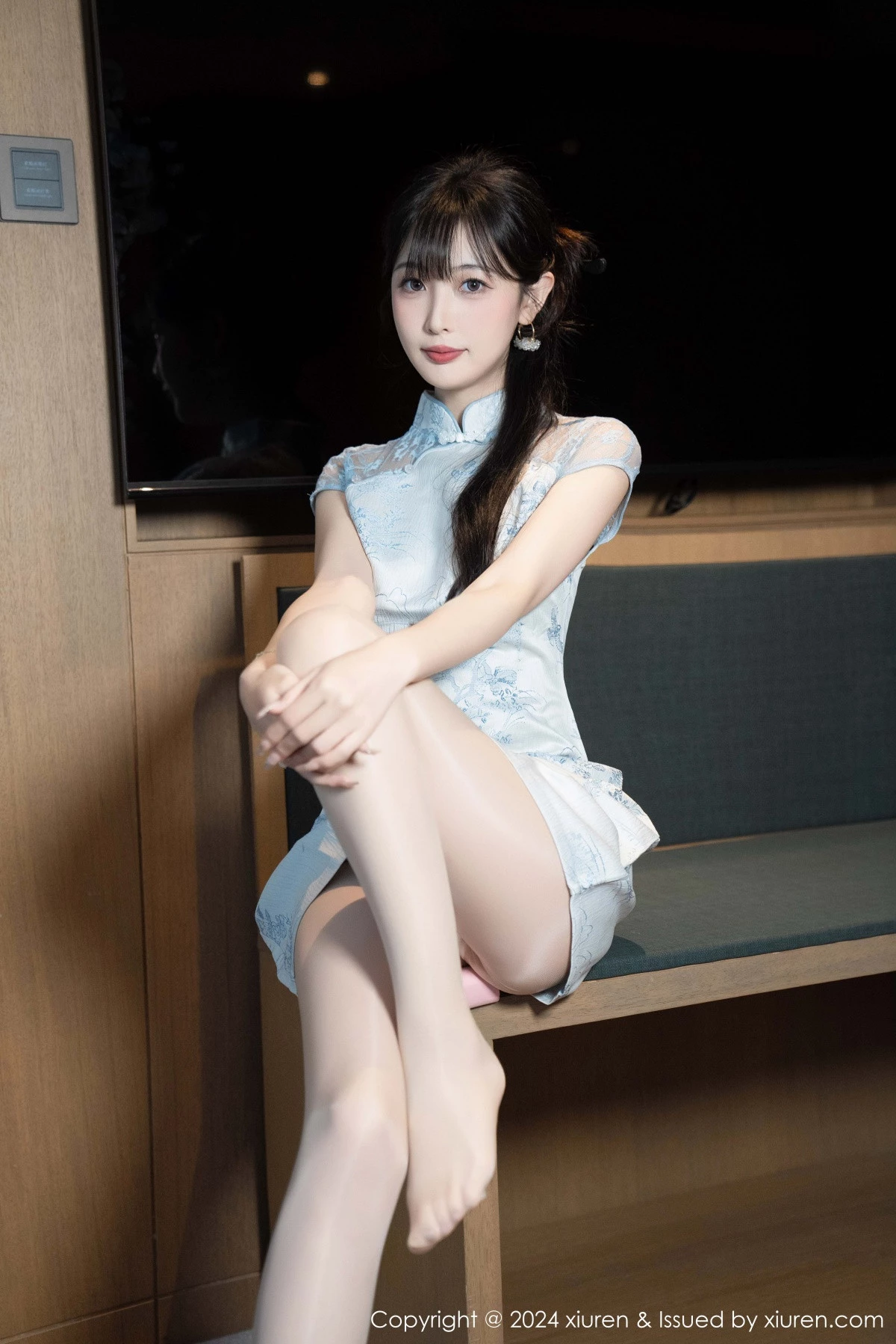秀人集.com_[XiuRen秀人网]No.9487_模特林星阑性感浅色短旗袍露白色内衣配超薄肉丝秀美腿诱惑写真82P