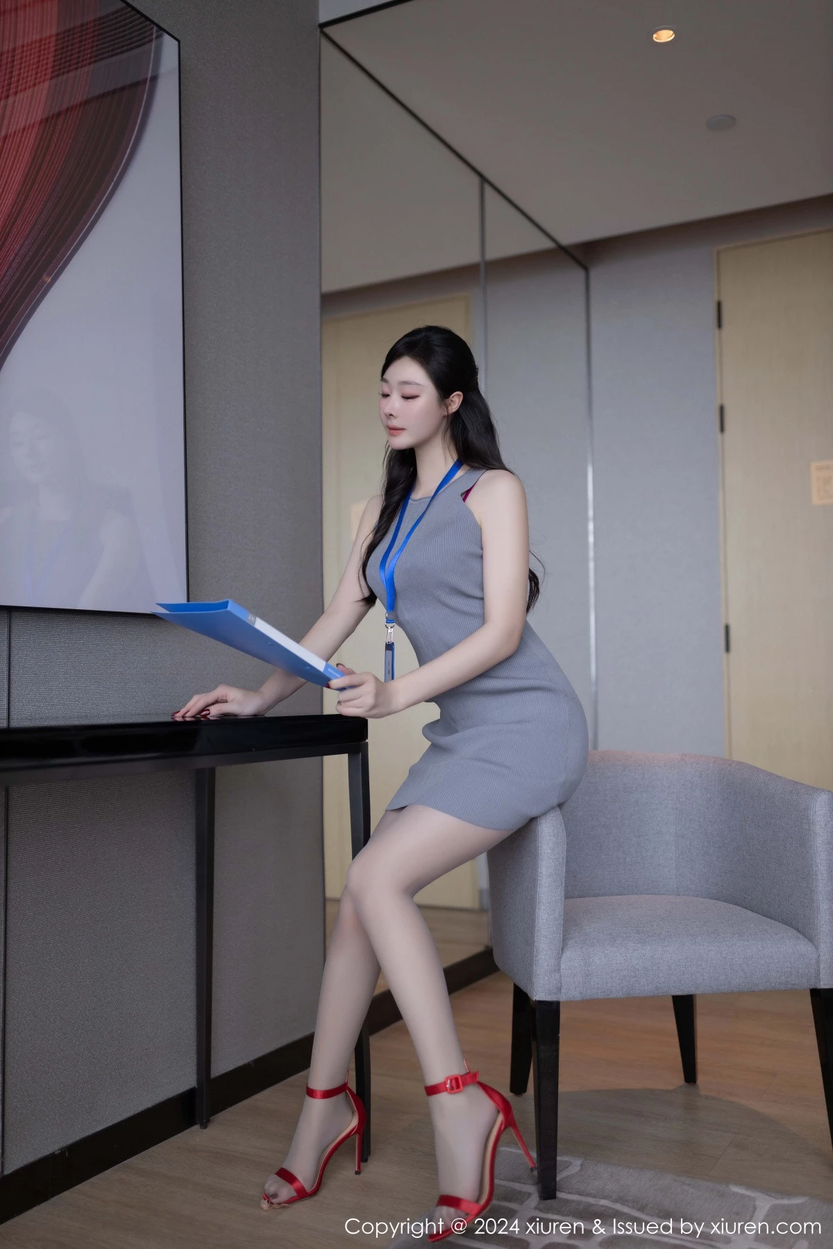 秀人集.com_[XiuRen秀人网]No.9493_模特小逗逗性感灰色OL职员装配超薄黑丝秀曼妙身姿迷人诱惑写真80P