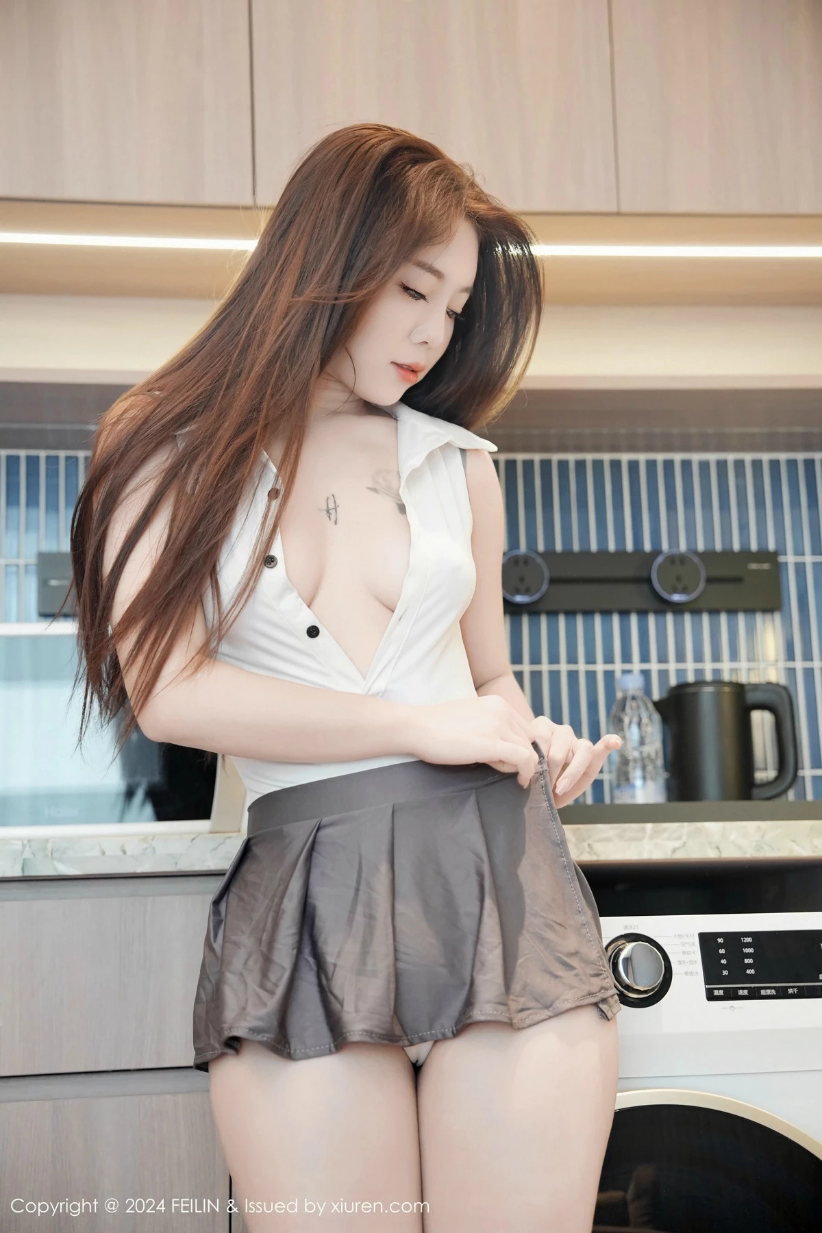 秀人集.com_[FeiLin嗲囡囡]VOL.490_模特沐娜娜私房性感白色连体衣配灰色短裙秀翘臀美腿诱惑写真69P