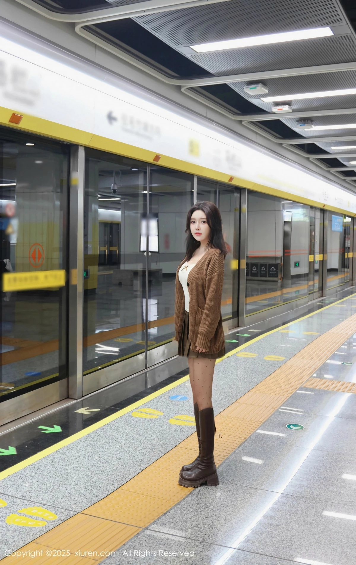 秀人集.com_[XiuRen秀人网]No.9708_模特小薯条nienie深色短裙配白色吊带露超薄黑丝秀美腿诱惑写真72P