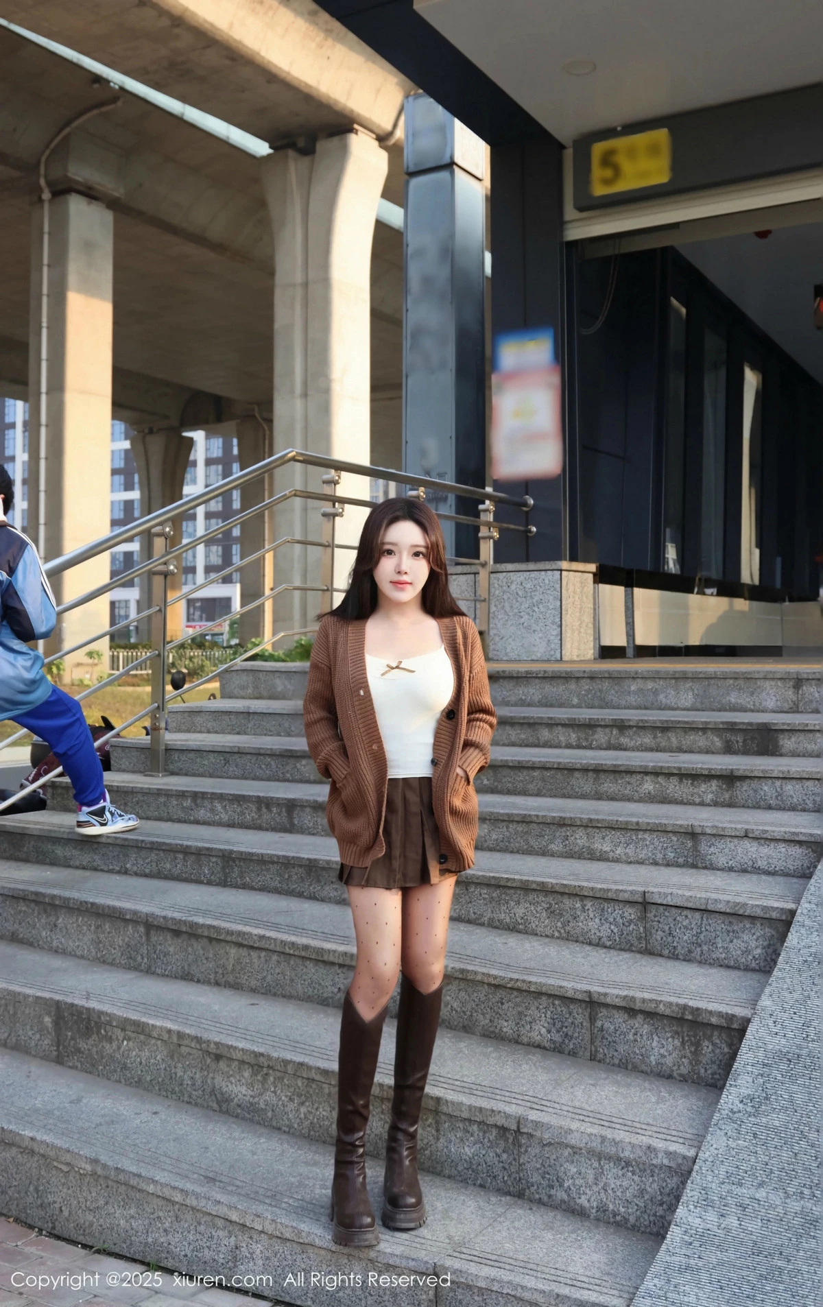 秀人集.com_[XiuRen秀人网]No.9708_模特小薯条nienie深色短裙配白色吊带露超薄黑丝秀美腿诱惑写真72P
