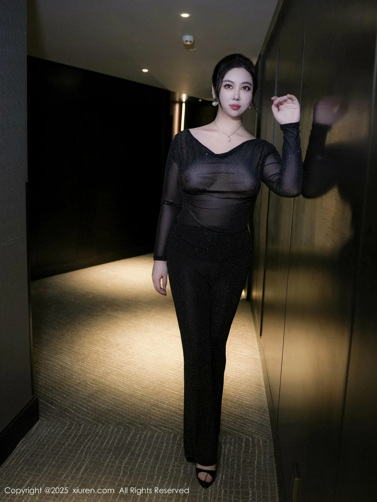 秀人集.com_[XiuRen秀人网]No.9725_模特风景尤美性感黑色轻透服饰套装半脱秀丰腴身材撩人诱惑写真74P