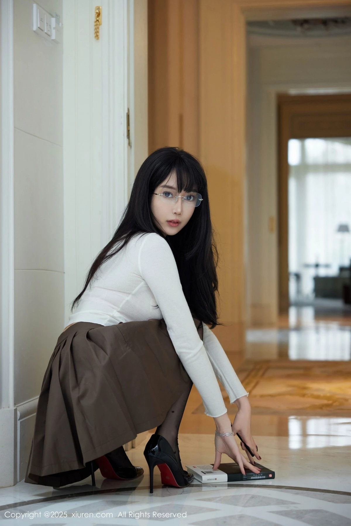 秀人集.com_[XiuRen秀人网]No.9737_模特玥儿玥er私房性感深色短裙配超薄黑丝秀翘臀美腿诱惑写真82P