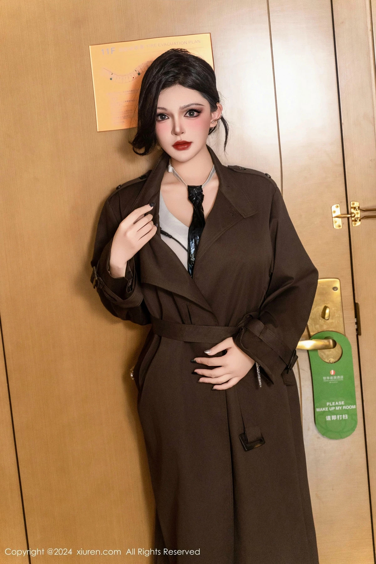 秀人集.com_[XiuRen秀人网]No.9661_模特伊丽莎有点白性感黑色皮短裙配黑丝袜秀惹火身材诱惑写真101P