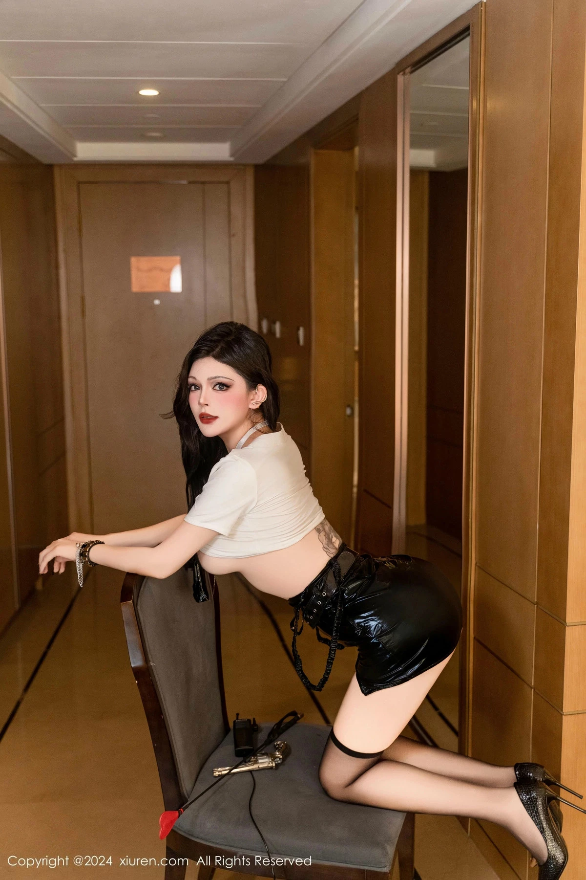 秀人集.com_[XiuRen秀人网]No.9661_模特伊丽莎有点白性感黑色皮短裙配黑丝袜秀惹火身材诱惑写真101P
