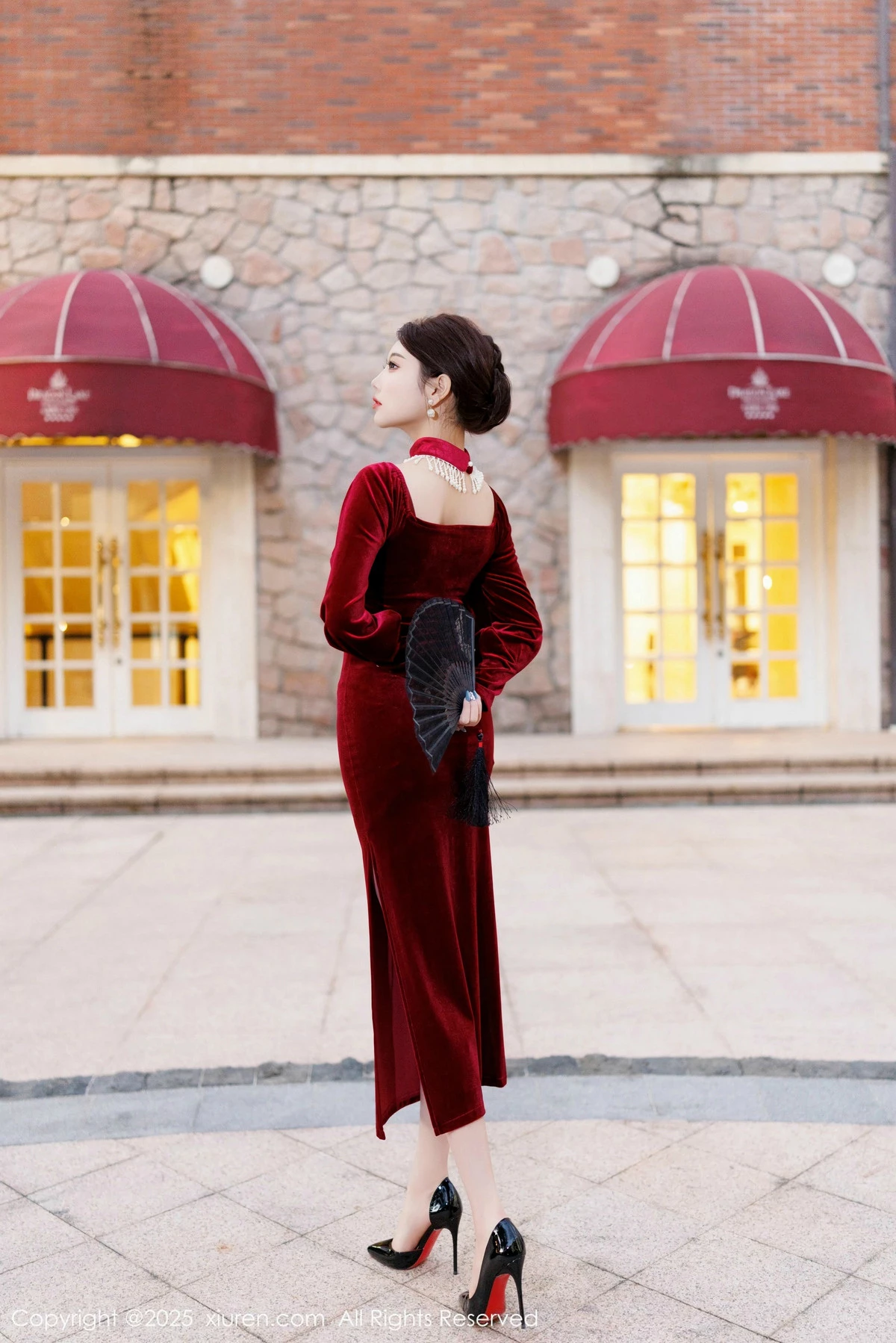 秀人集.com_[XiuRen秀人网]No.9831_女神杨晨晨Yome性感深色旗袍+红色蕾丝内衣秀丰腴身材诱惑写真90P