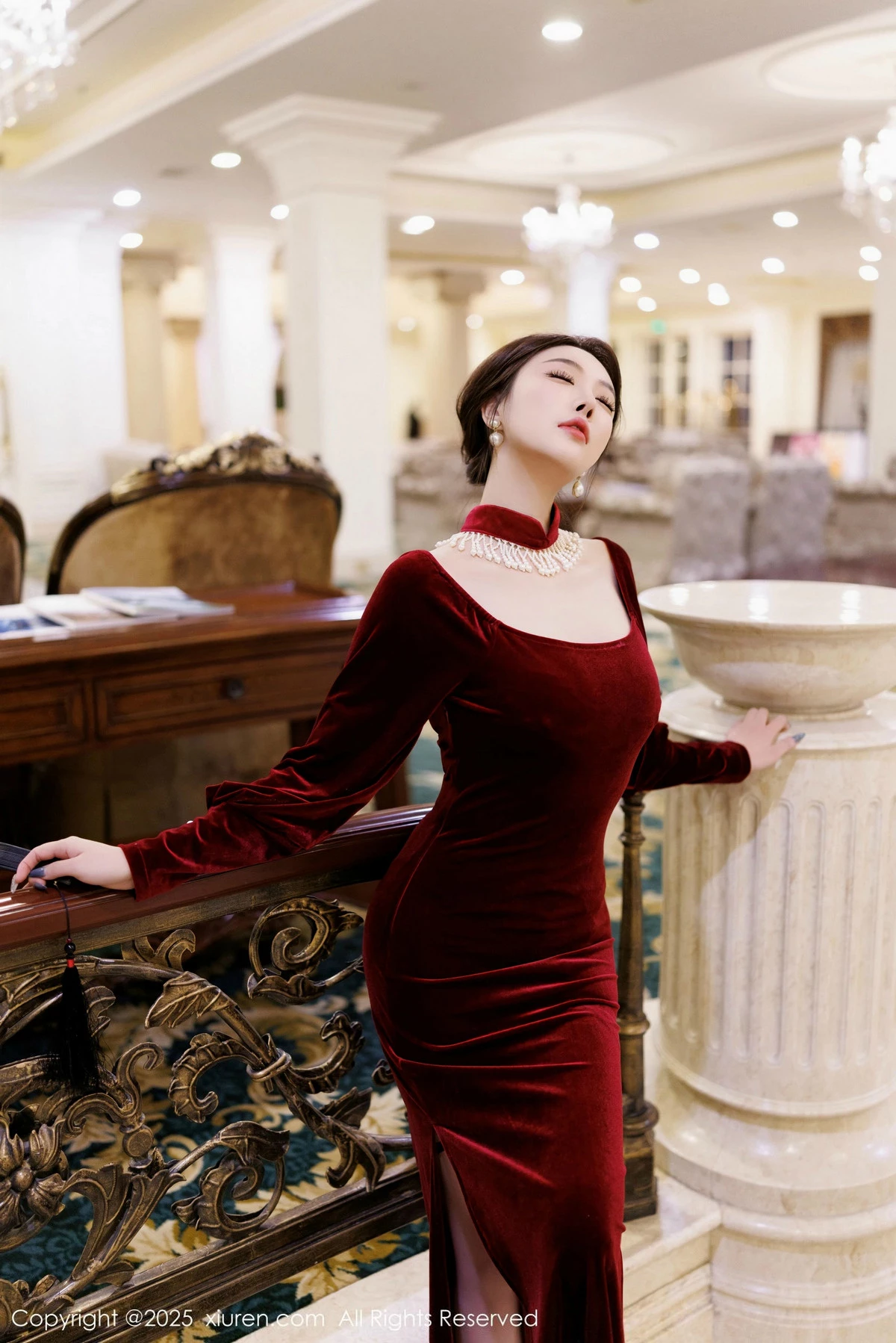 秀人集.com_[XiuRen秀人网]No.9831_女神杨晨晨Yome性感深色旗袍+红色蕾丝内衣秀丰腴身材诱惑写真90P