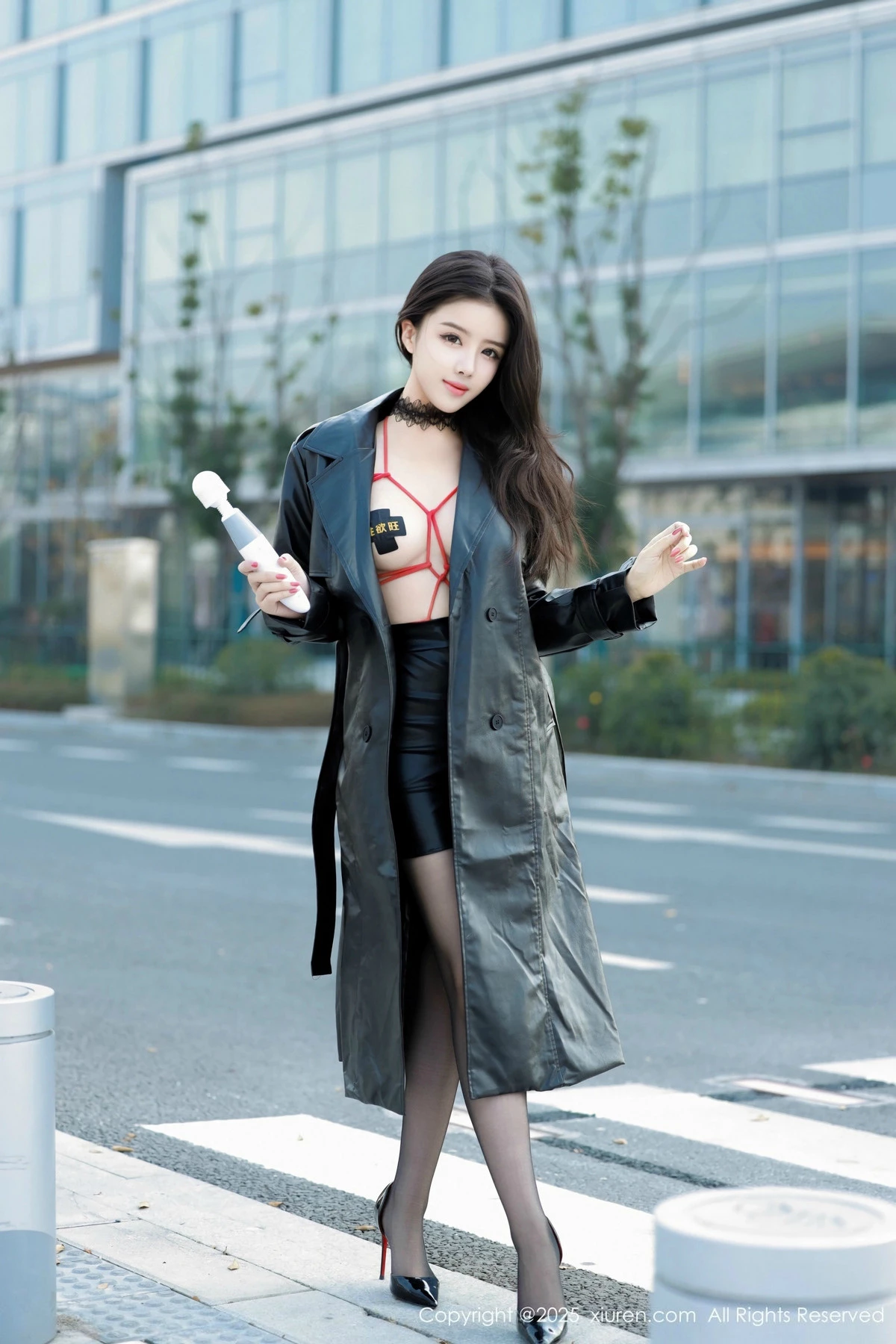 秀人集.com_[XiuRen秀人网]No.9855_模特唐翩翩性感黑色皮大衣露红色情趣服饰配黑丝袜秀美腿诱惑写真90P