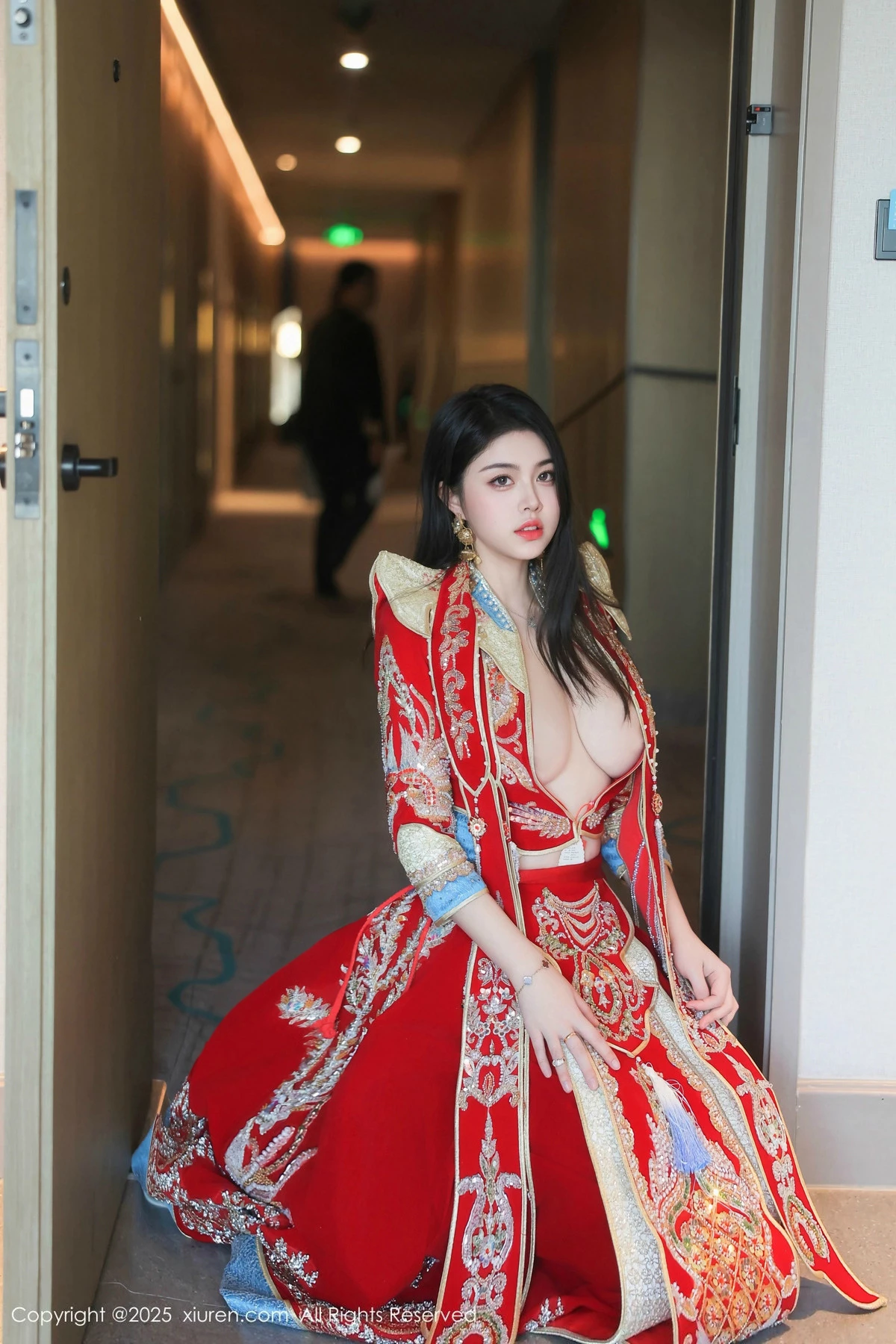 秀人集.com_[XiuRen秀人网]No.9869_模特林若凡F性感红色新娘装配黑丝吊袜半脱秀丰腴身材诱惑写真74P