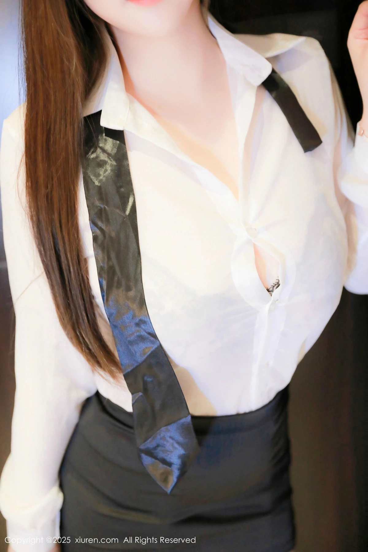 秀人集.com_[XiuRen秀人网]No.9768_模特小肉肉咪性感白色OL服饰配黑丝吊袜秀丰满身材惹火诱惑写真84P