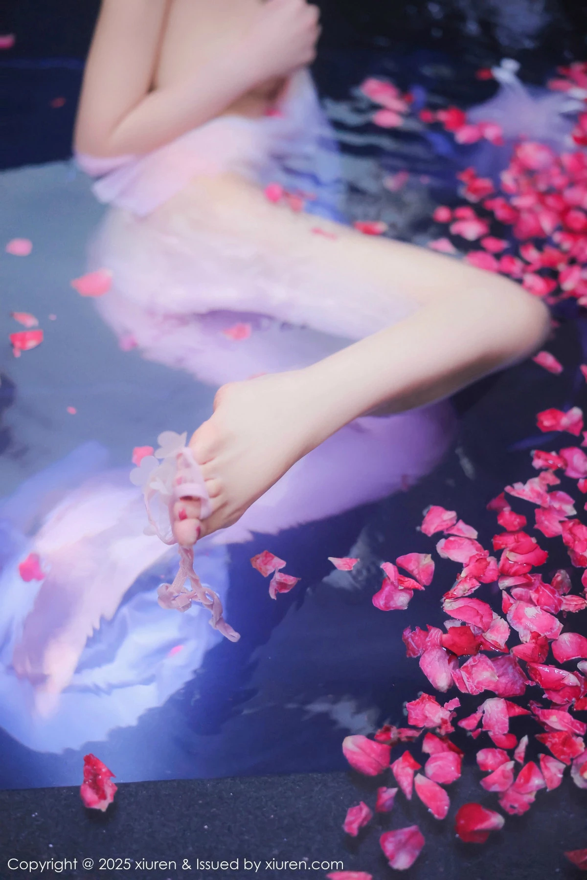 秀人集.com_[XiuRen秀人网]No.9778_模特桃妖夭浴池场景性感白色薄纱服饰花瓣浴秀惹火身材诱惑写真102P