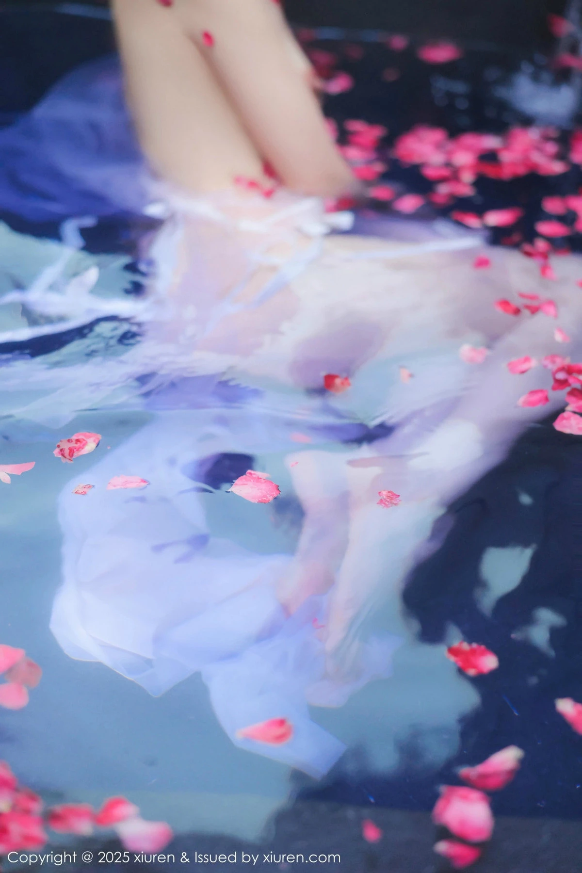 秀人集.com_[XiuRen秀人网]No.9778_模特桃妖夭浴池场景性感白色薄纱服饰花瓣浴秀惹火身材诱惑写真102P