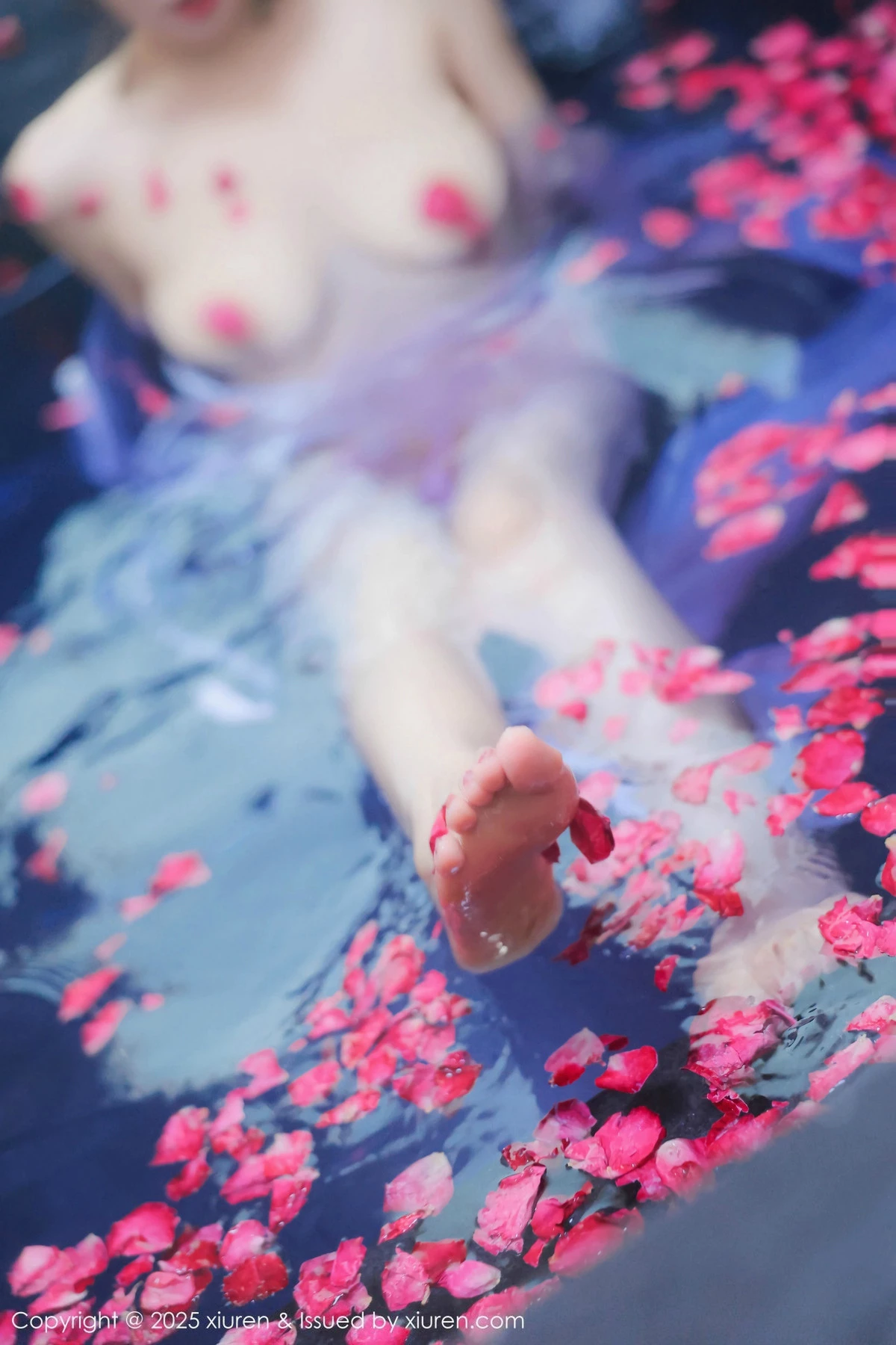 秀人集.com_[XiuRen秀人网]No.9778_模特桃妖夭浴池场景性感白色薄纱服饰花瓣浴秀惹火身材诱惑写真102P