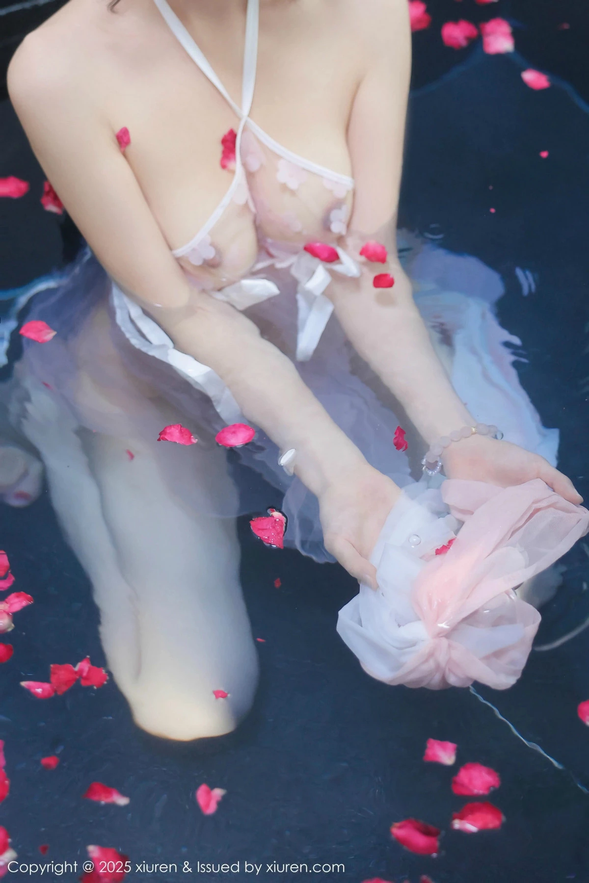 秀人集.com_[XiuRen秀人网]No.9778_模特桃妖夭浴池场景性感白色薄纱服饰花瓣浴秀惹火身材诱惑写真102P