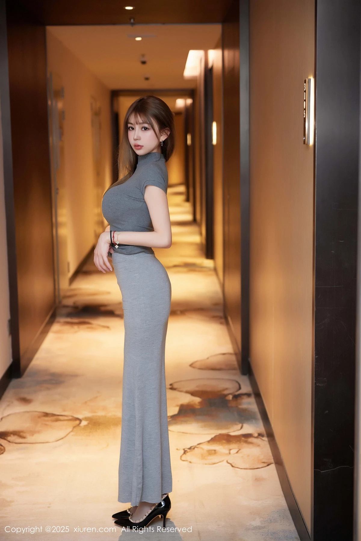 秀人集.com_[XiuRen秀人网]No.9931_模特Zoe柚柚性感灰色包臀裙配灰丝吊袜秀凹凸身材完美诱惑写真73P