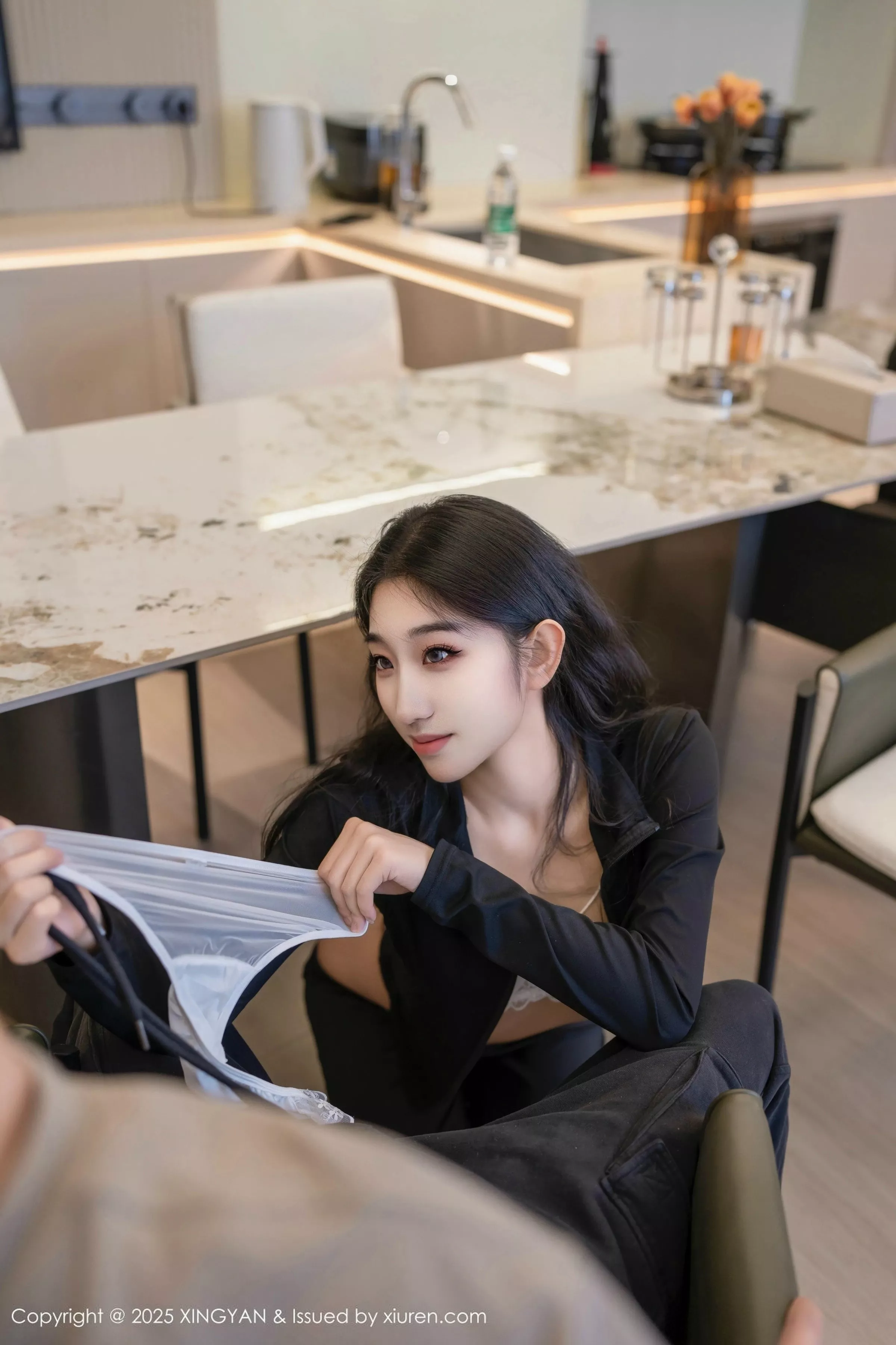 秀人集.com_[XINGYAN星颜社]VOL.321_模特星冉性感黑色外套露白色内衣秀曼妙身姿撩人诱惑写真76P