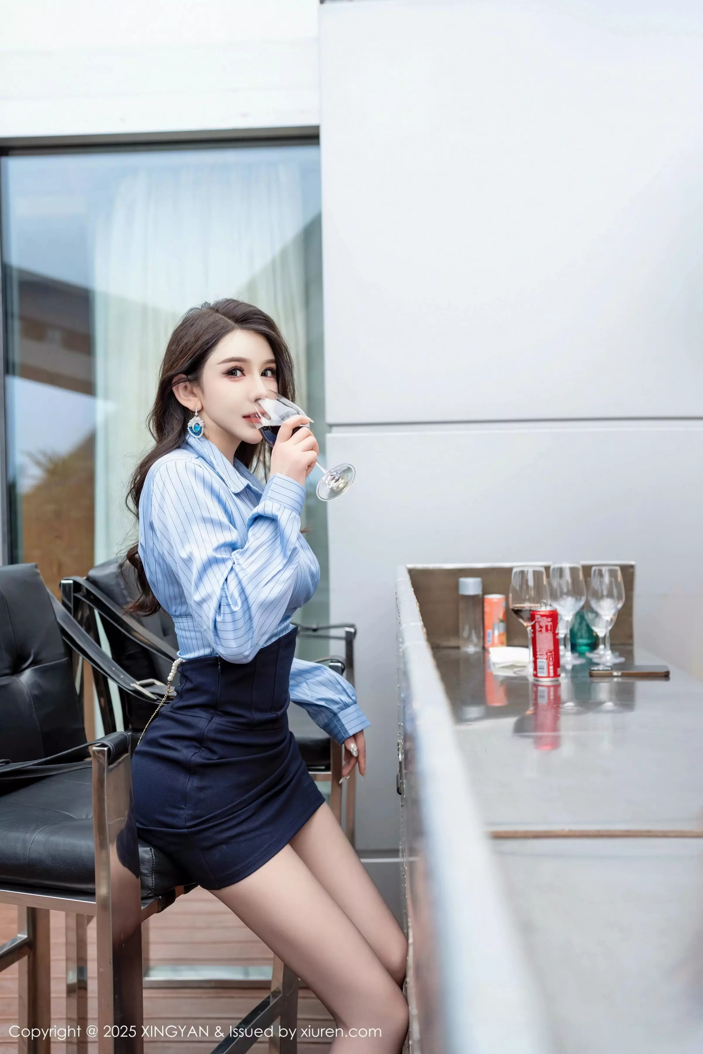 秀人集.com_[XINGYAN星颜社]VOL.323_模特李丽莎性感衬衫配黑短裙露超薄黑丝秀完美身材诱惑写真80P