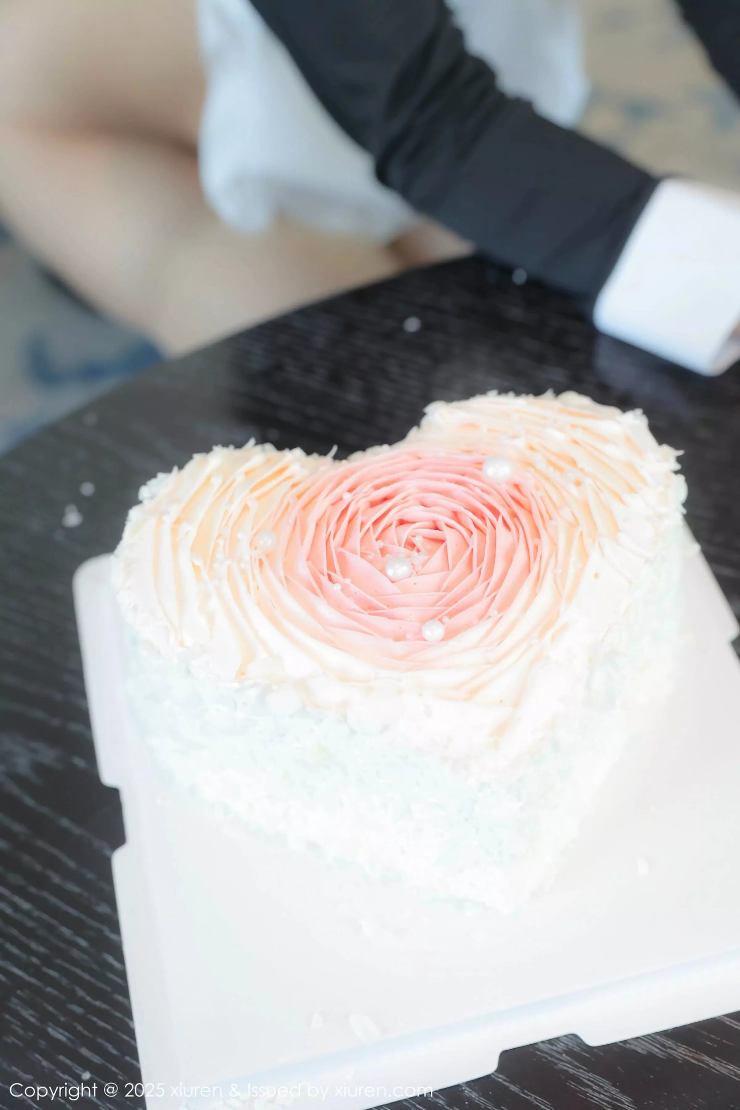 秀人集.com_[XiuRen秀人网]No.10024_模特Candy糖糖黑色女仆服饰配超薄无内肉丝秀丰腴身姿诱惑写真78P