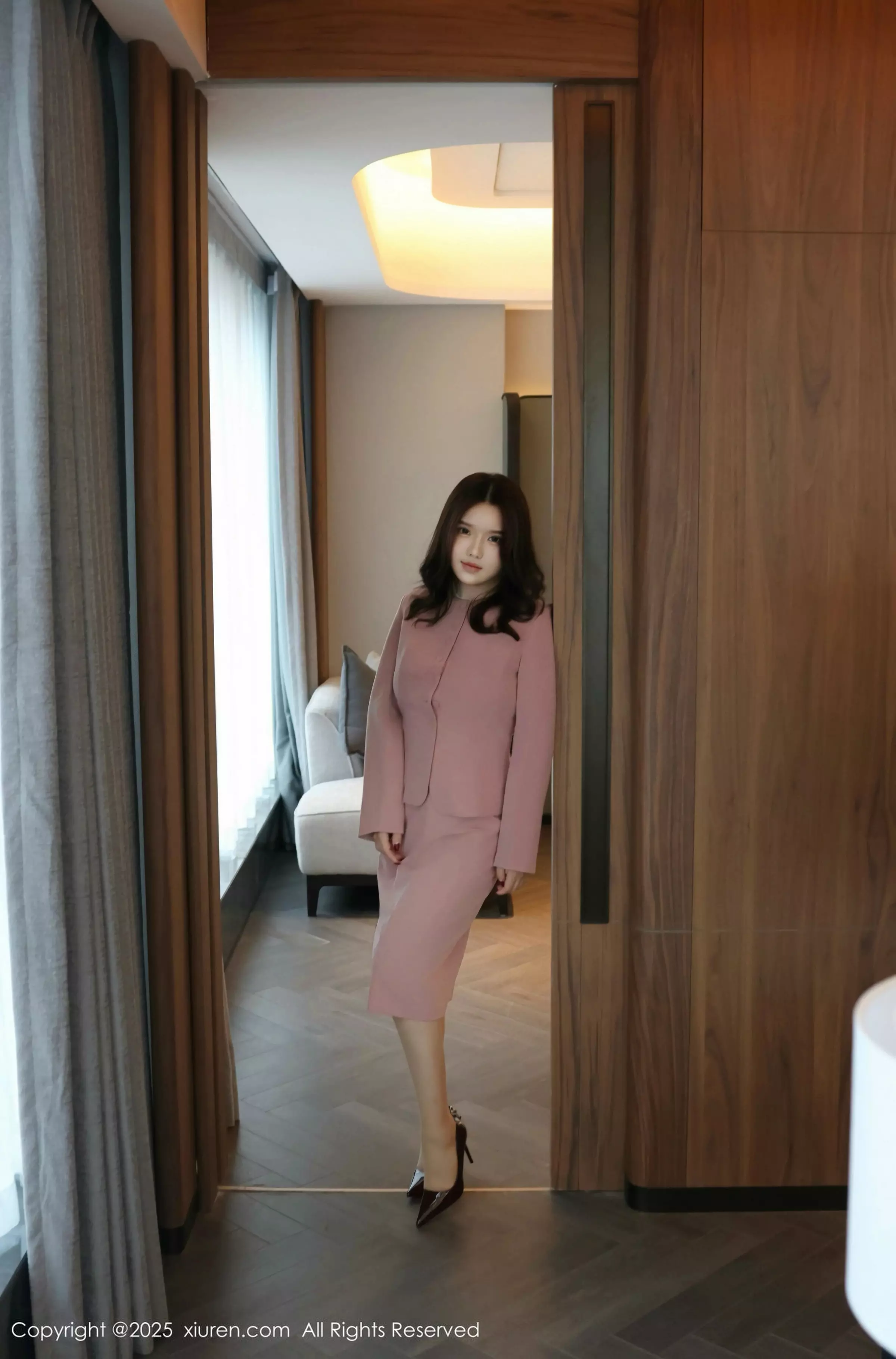 秀人集.com_[XiuRen秀人网]No.10020_模特小薯条nienie粉色职业装露白色情趣内衣秀惹火身材诱惑写真107P