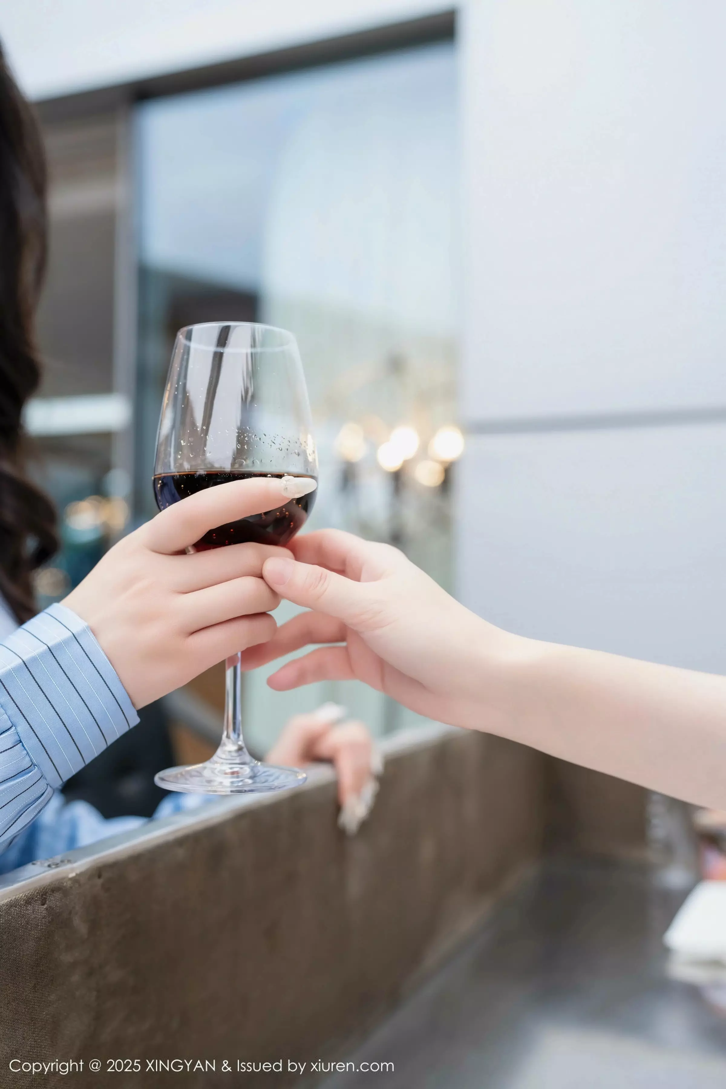 秀人集.com_[XINGYAN星颜社]VOL.323_模特李丽莎性感衬衫配黑短裙露超薄黑丝秀完美身材诱惑写真80P