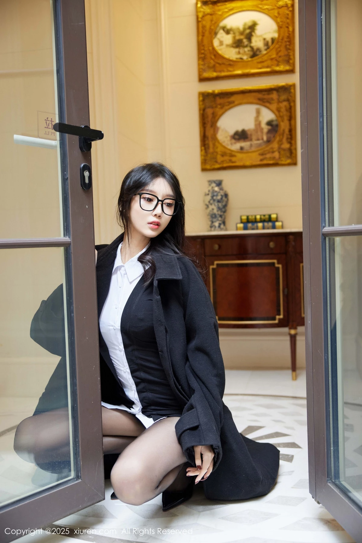 秀人集.com_[XiuRen秀人网]No.9926_模特玥儿玥er性感黑色外套裙露黑色内衣配超薄黑丝极致魅惑写真82P