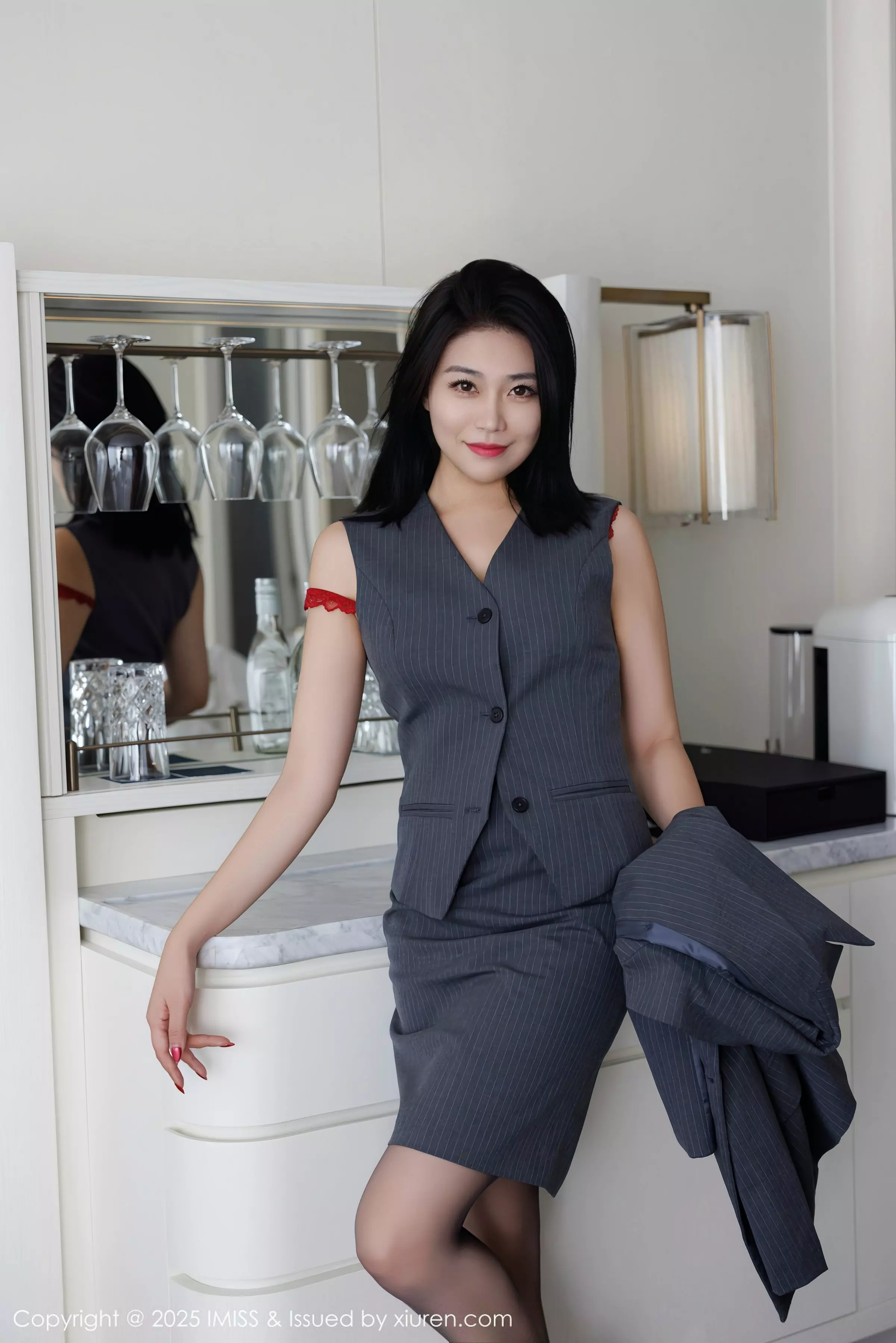 秀人集.com_[IMISS爱蜜社]Vol.787_女神许诺Sabrina性感OL职业装露红色蕾丝内衣配超薄黑丝魅惑写真106P