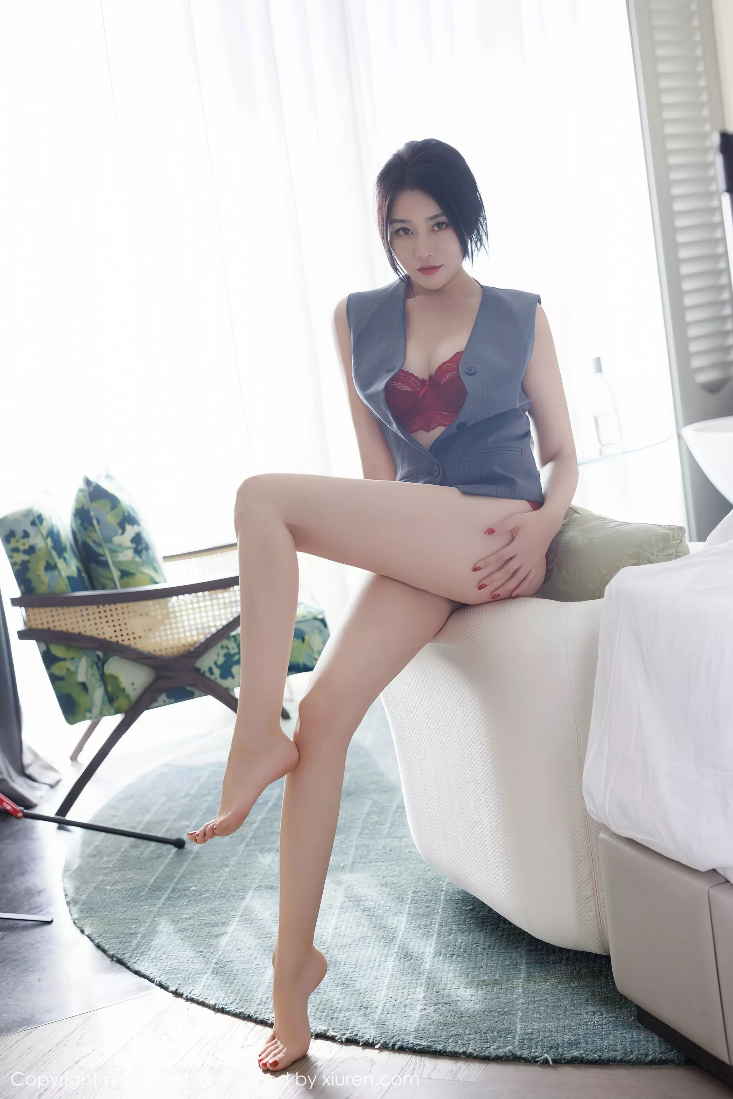 秀人集.com_[IMISS爱蜜社]Vol.787_女神许诺Sabrina性感OL职业装露红色蕾丝内衣配超薄黑丝魅惑写真106P