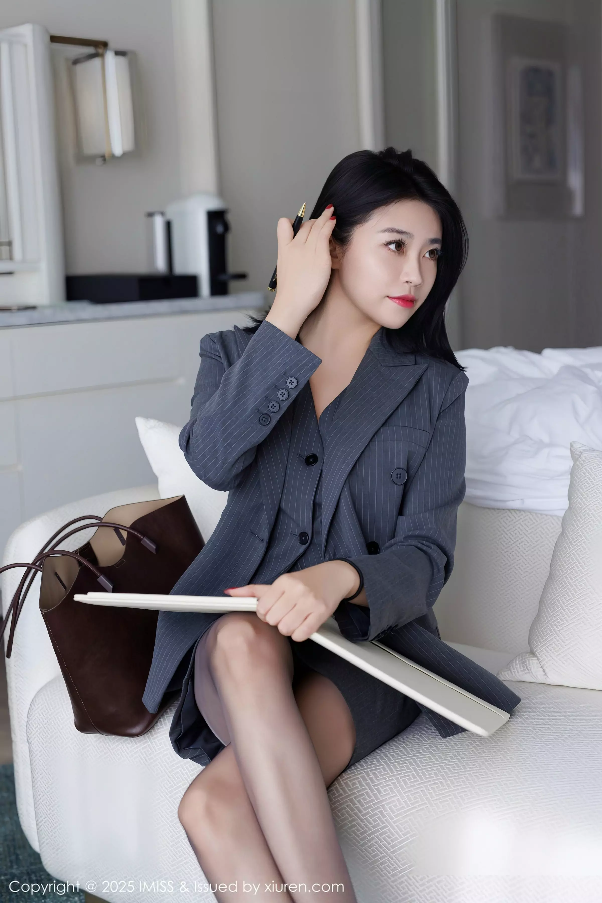 秀人集.com_[IMISS爱蜜社]Vol.787_女神许诺Sabrina性感OL职业装露红色蕾丝内衣配超薄黑丝魅惑写真106P