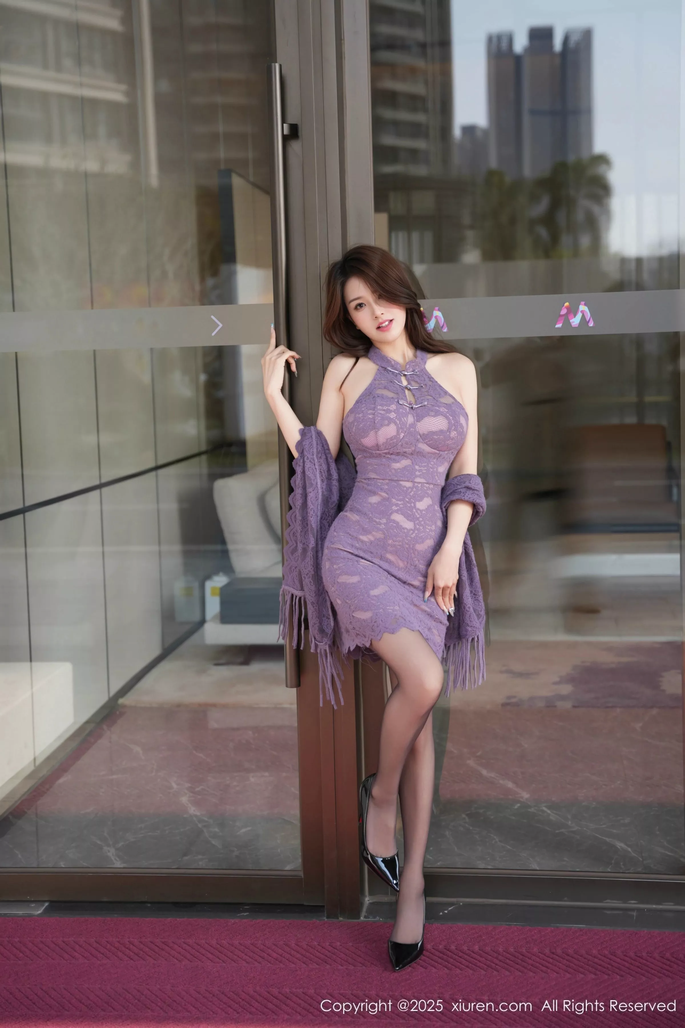 秀人集.com_[XiuRen秀人网]No.10111_模特Well11性感紫色旗袍服饰配开档黑丝秀高挑曼妙身姿诱惑写真70P