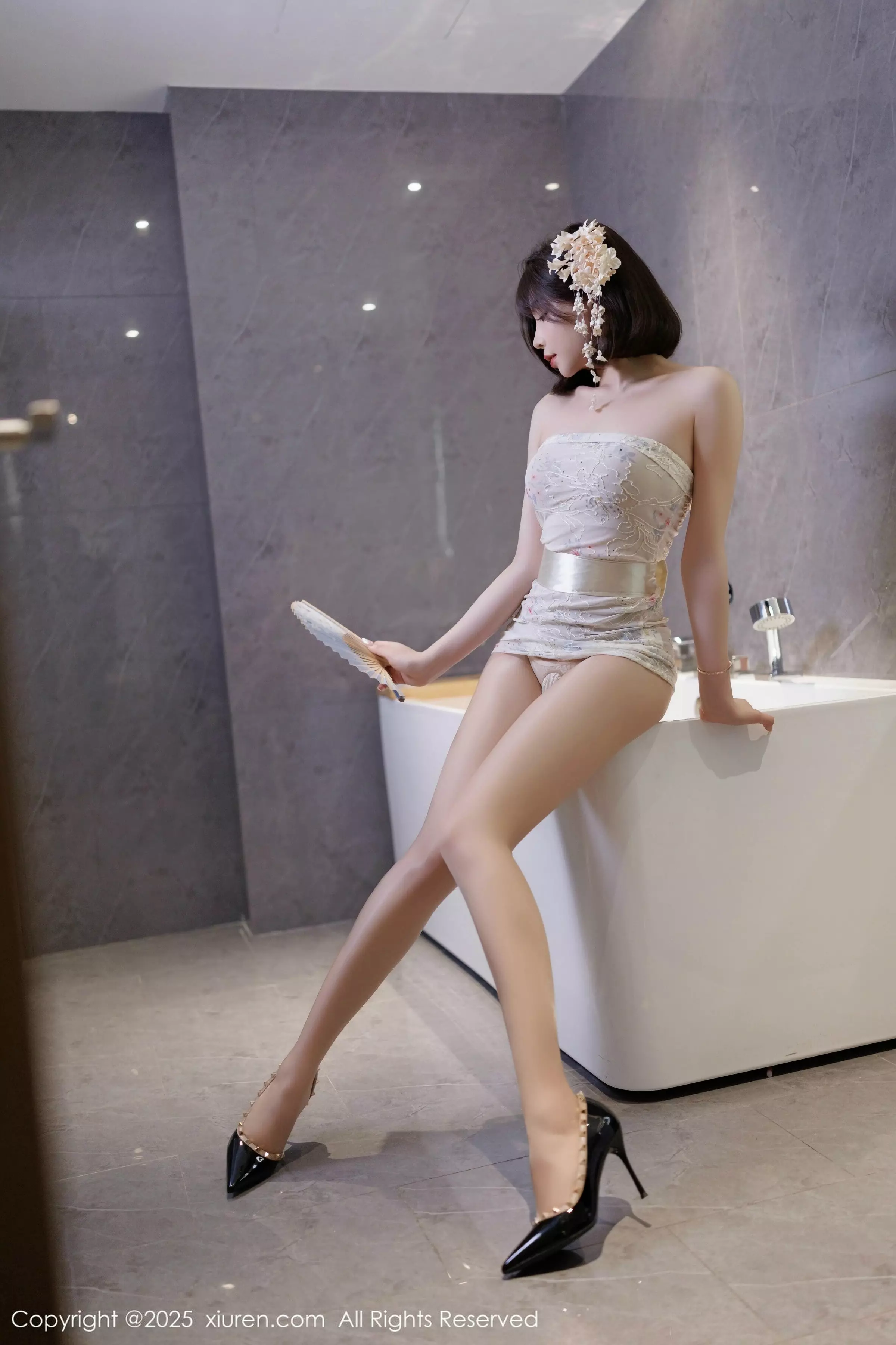 秀人集.com_[XiuRen秀人网]No.10048_女神徐莉芝Booty性感白色上衣配黑色短裙秀曼妙身姿诱惑写真82P