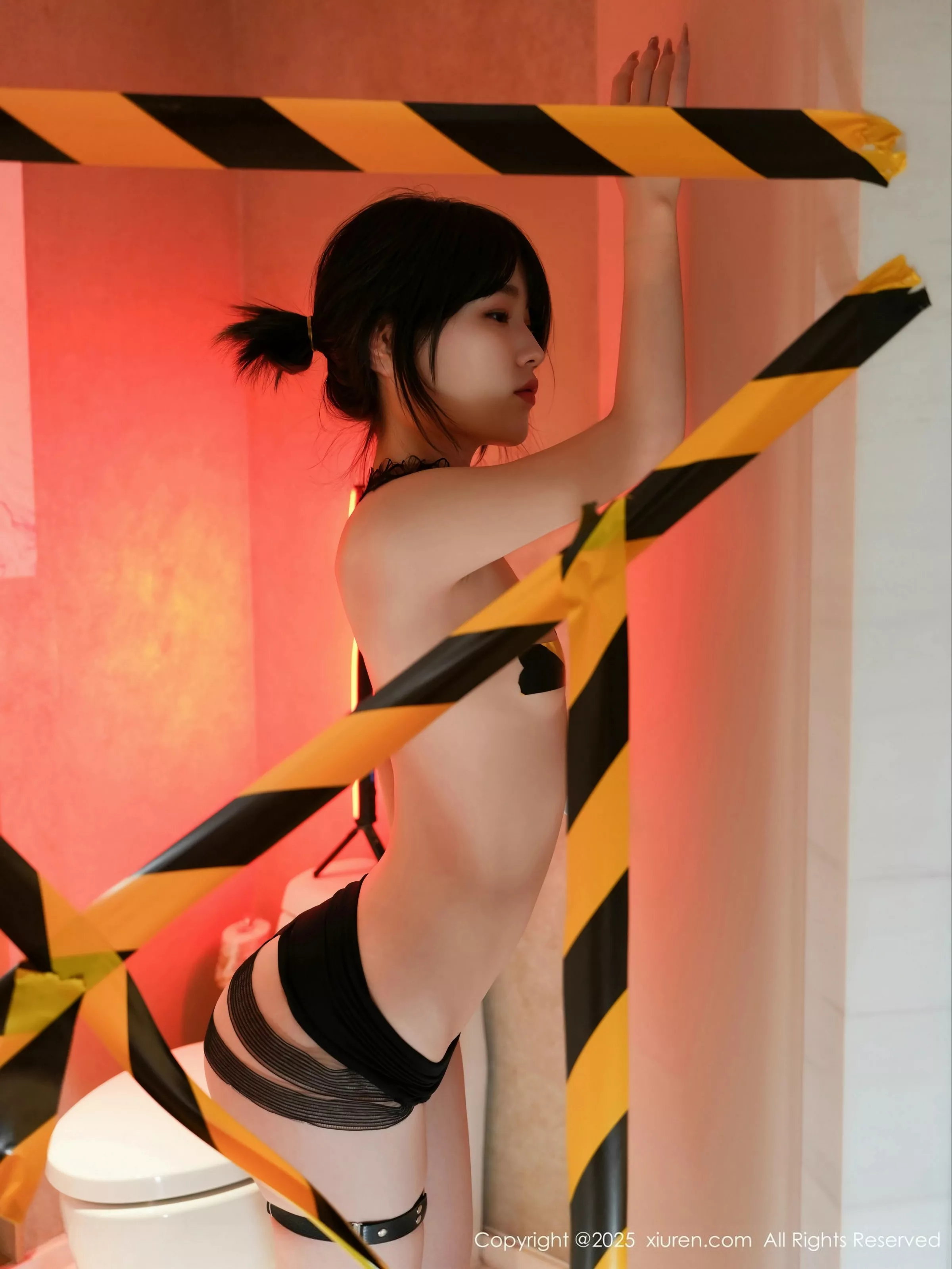 秀人集.com_[XiuRen秀人网]No.10134_模特汁汁性感浅色风衣服饰露黑色情趣内衣秀惹火身材诱惑写真71P